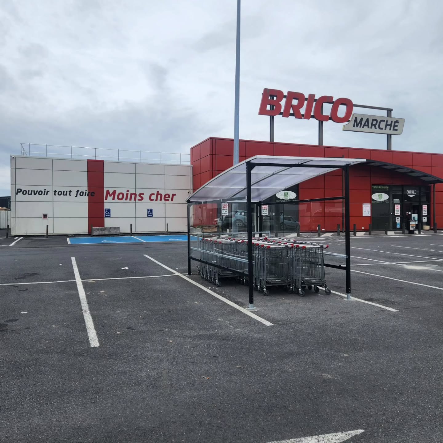 📍 Installation d’un abri chariot EVO2 M60 – Bricomarché Guise (02)
Nouvelle installation signée Le Temple du Mobilier pour l’enseigne Bricomarché à Guise !
Un abri chariot EVO2 M60, robuste et esthétique, parfaitement intégré sur le parking du magasin.
➡️ Structure acier galvanisé thermolaqué
➡️ Toiture en polycarbonate alvéolaire clair
➡️ Fixation sur enrobé
➡️ Fabrication française – circuits courts
Parce que même les chariots méritent un abri digne de ce nom.
#mobilierurbain #mobilierextérieur #abrichariot #mobilierpourcollectivités #mobilierpourparkings #mobilierdurable #mobilierécologique #abriEVO2 #Bricomarché #LeTempledumobilier #fabricationfrançaise #écoconception #mobilierurbainfrançais #abriGMS #circuitscourts #sécuritéparking #abrichariot #abrichariots #abricaddie #abrigms #abrischariot #abrischariots #abriscaddie #abrisgms