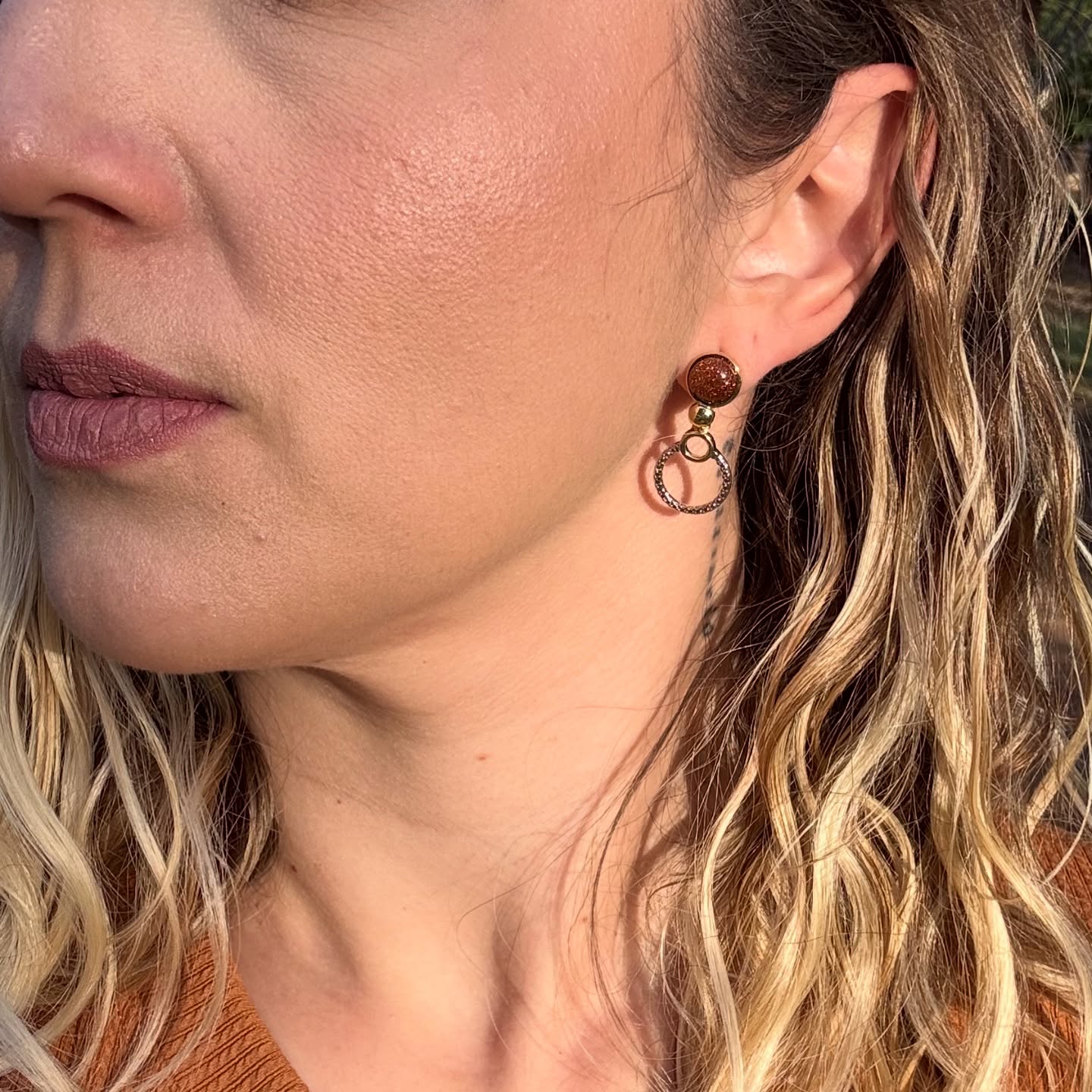 ✨O brilho perfeito pra realçar sua beleza natural ✨
O brinco em Pedra do Sol traz aquele toque quente e elegante que transforma qualquer look 😍
Disponível também em Sodalita e Quartzo Verde 💎
#TurmalinaAcessorios #BrincoFeminino #PedraDoSol #AcessoriosComEstilo #Semijoias