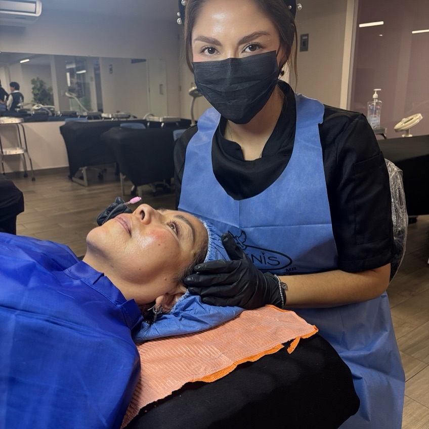 ✨Descubre el Lash Lifting Koreano, la nueva era del cuidado y rizado de pestañas 💕🌸
Olvídate de lo común: este tratamiento utiliza tecnología avanzada que no solo eleva tus pestañas, sino que las fortalece desde la raíz 💪🏼✨
Más brillo, más suavidad y un rizo perfecto que grita naturalmente espectacular 😍
📍Reserva tu cita y vive la experiencia coreana para tus pestañas 💖
#LashLiftingKoreano #PestañasCoreanas #BeautyTrend #TitiPortz #diadebrillar