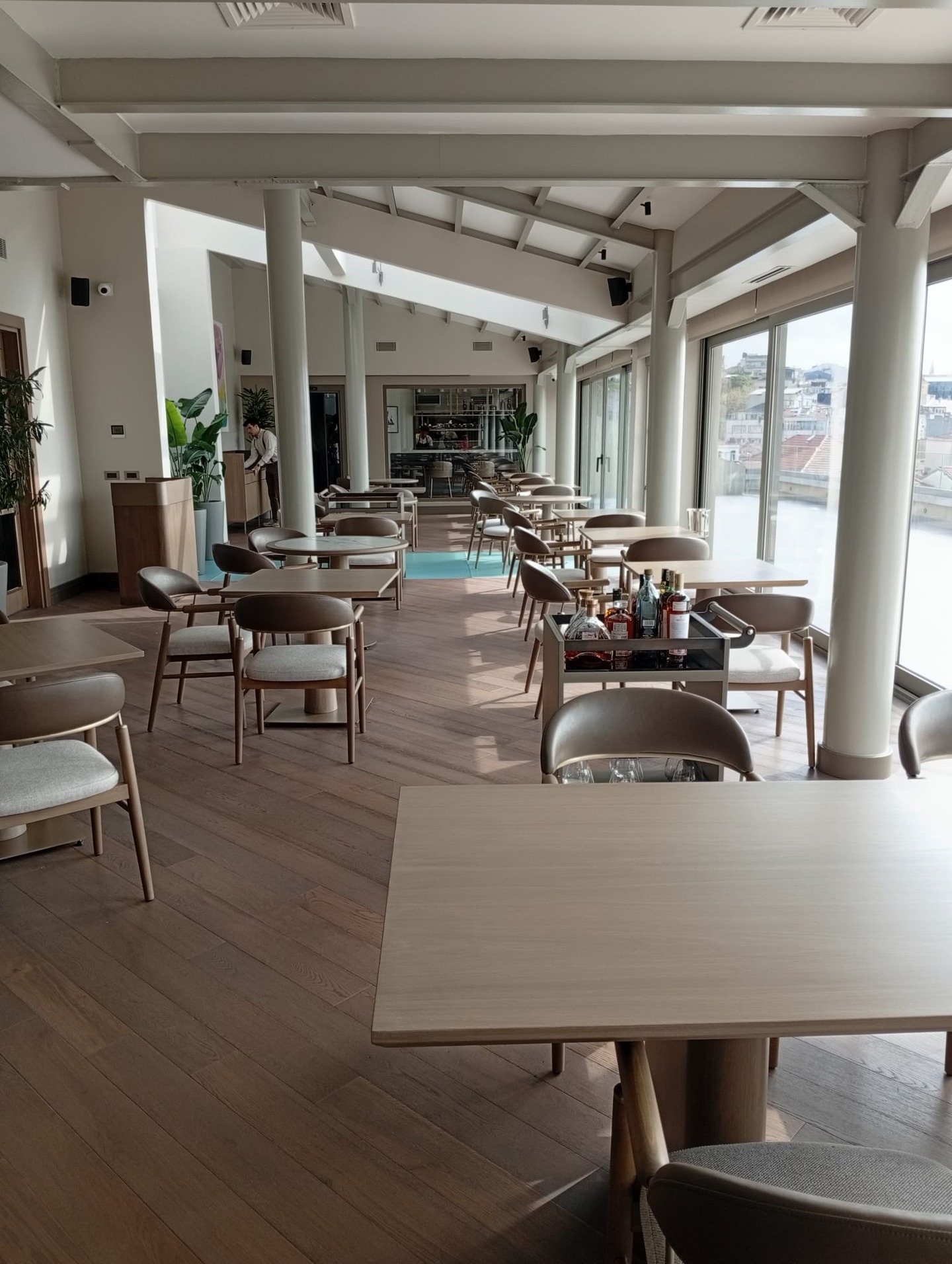 Hüni Parke x Nicole Restaurant
At Nicole Restaurant, refined architecture meets the timeless elegance of Hüni Parke. Each natural surface adds depth and warmth, elevating the space into a realm of sophistication and luxury. Every detail is crafted for exclusivity, every step an architectural experience.
Nicole Restaurant’ta mekânın zarif mimarisi, Hüni Parke’nin yüksek kaliteli doğal yüzeyleriyle taçlanıyor. Zamansız estetiğiyle mekâna derinlik ve sıcaklık katarken lüks atmosferi zeminle buluşturuyor.
#luxurywood #engineeredwood #design #interiordesign