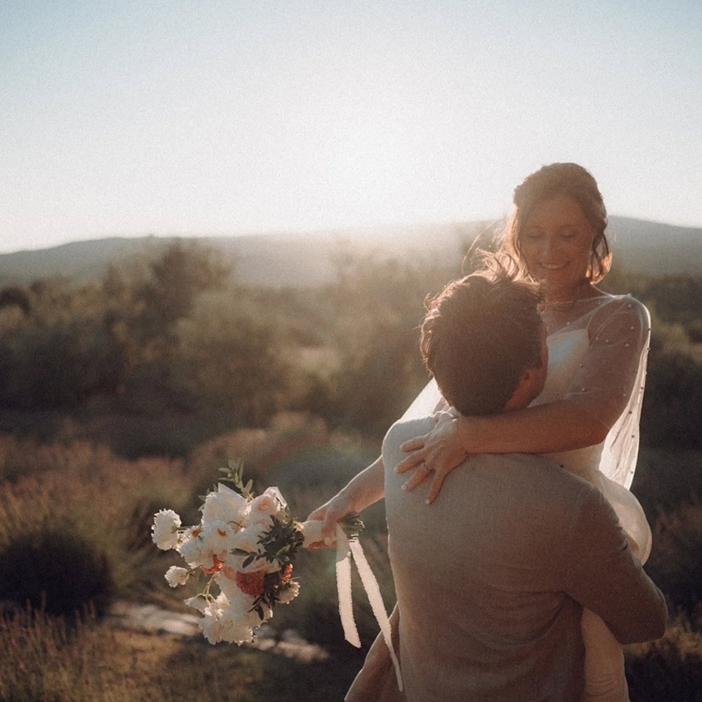 🍂 M & A 🍂
Cette lumière, cette ambiance, ces moments plein de magie et de douceur...
*Lieu* : @closdutuilier
*Welcome* : @la_charolaise_malavard
*Traiteur* :@arboistraiteur
*Brunch* : @la_pizza_francaise
*Mobilier* : @oravis_location
*MUAH* : @alicia.l_weddinghairstylist
*Fleurs* : @melaine.bois.fleuri
*DJ* : @lh_sound_design
*Photographe* : @coyotepix
*Photobooth* : @la_selfiejoke_photobooth
*Cocktails* : @lecocktail.nomade
*Baby-sitting* : @floremanuel
*Regie* : @reception_events
#fleuriste #flowers #frenchweddings #flowerlovers #fleursmariage #fleuristeevenementiel #fleurs #bride #bridalbouquet #bouquetofflowers #bouquetdemariee #mariage #mariageenprovence #wedding #weddingbouquet #weddingprovence