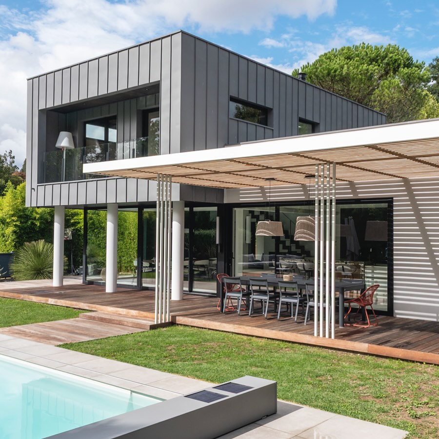 🏡Sous le soleil exactement !! Jeux d’ombres pour cette pergola tout en légèreté
Nous vous dévoilons une réalisation d’exception ✨en démarrant par l’extérieur☀️ avec la création d’une pergola
sur-mesure en acier laqué blanc, habillée de carrelets en bois exotique, qui sublime la terrasse de cette belle maison contemporaine.
Une structure légère, mais graphique, notamment grâce aux claustras qui la supportent, joue avec la lumière pour créer un espace extérieur chaleureux et raffiné. L’alliance du métal et du bois crée un contraste harmonieux qui s’intègre parfaitement à l’architecture existante.
Nous avons proposé une ambiance lumineuse élégante et accueillante avec les appliques et suspensions extérieures signées Vibia, apportant une touche de design tout en garantissant un éclairage doux et fonctionnel, parfait pour profiter des longues soirées d’été.
La large baie coulissante, qui remplace le châssis fixe initial, assure désormais une transition parfaite et prolonge les espaces de vie vers l’extérieur.
Vous avez un projet ? Nous saurons vous créer un véritable lieu de vie extérieur pour profiter et partager de chouettes moments tout au long de la journée ☀️et jusqu’au bout de la nuit 🌙😉
📷 : germain_herriau
#pergolaacierbois #metalleriefine #métallerie #metallerie #terrassechic #architectureexterieur #exteriordesign
#outdoorliving #designextérieur #vibialighting #vibia #terrassedesign #pergola #interieurscreatifs #vertou #architectureintérieure #pergolasurmesure #nantes #renovation #rénovation #projetrenovation #architectedinterieur