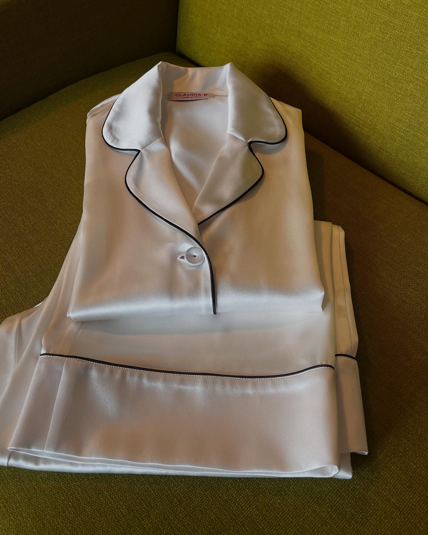 White is White.
#silk #seta #pijiama #madeinitaly #handmade #satin #italianfabrics #madewithcare #loveforlife #manifacture #artwork #capolavoro #comolake #milano