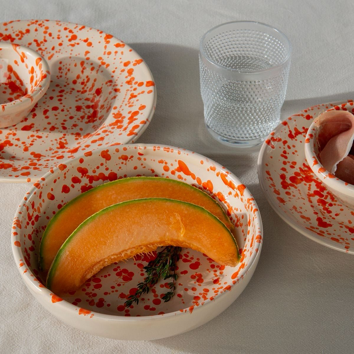 ✨ Nieuw in de winkel vanaf 18 oktober: Bambù Italian Tableware ✨
We zijn ontzettend blij om aan te kondigen dat vanaf woensdag 18 oktober het servies van Bambù Italian Tableware in de winkel te bewonderen en te kopen is! 🇮🇹
Stel je voor: handgemaakt Italiaans servies – rechtstreeks uit Puglia – met warme kleuren, karaktervolle spetters en authentieke charme. Elk stuk is uniek, met aandacht gemaakt door vakmensen, en brengt een stukje Italiaanse sfeer op je eigen tafel. Perfect voor de feestdagen! Al het servies is met de hand gevormd, geglazuurd en beschilderd.
#puglia #servies #italy #bambuitaliantableware #feesttafel