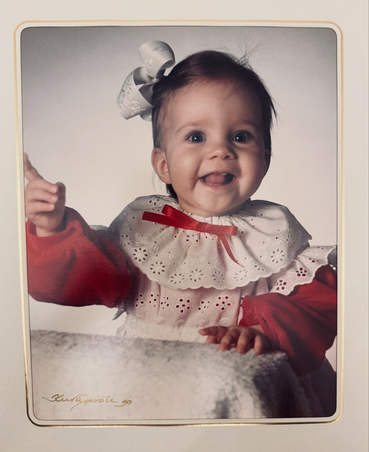 Maailman tyttöjen päivä.❤️ Viesti jokaiselle tytölle 💌:
Sinussa on jotakin poikkeuksellisen kaunista.
Ei vain siinä, mitä teet tai miten olet — vaan siinä, miten uskallat unelmoida.
Unelmasi eivät tarvitse lupaa tai selitystä.
Ne saavat olla keskeneräisiä, suuria, pieniä, vaihtuvia —
kunhan ne ovat sinun, ja annat niille tilaa kasvaa.
Ja tiedä tämä:
rohkeuden ei tarvitse olla kovuutta.
Se on usein hiljaista päättäväisyyttä —
uskoa siihen, että oma ääni riittää.
Ja että lempeydelläkin voi muuttaa maailmaa. 💫
Inspiroituneena Annan @annamnurmi postauksen ajatuksista jaoin myös omani. Ihanaa maailman tyttöjen päivää!❤️
#maailmantyttöjenpäivä #tyttöjenpäivä #unelmat #rohkeus #lempeys #oleomaitsesi