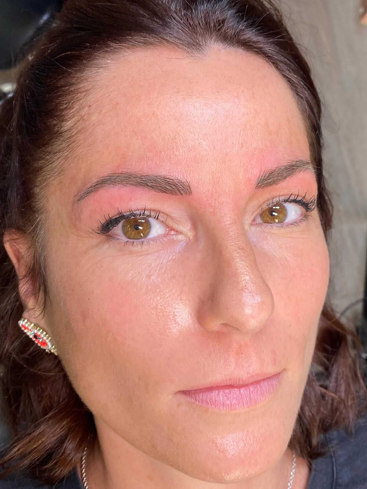 Correction d’un ancien maquillage des sourcils
Aujourd’hui, ma cliente est venue avec des sourcils un peu trop gris et une légère asymétrie entre les deux côtés.
Grâce à une séance de rattrapage, j’ai pu neutraliser la teinte froide, redonner une couleur plus naturelle et harmoniser la forme pour un résultat beaucoup plus doux et équilibré 🤍
🔹 Teinte corrigée
🔹 Symétrie améliorée
🔹 Résultat naturel & adapté à son visage
Parce que chaque détail compte, même les petits déséquilibres peuvent être corrigés 💫
#rattrapagedessourcils #sourcilspmu #correctionsourcils #beautéauquotidien #institutbeaute #nice #maquillagepermanent #browscorrection #browsgoals