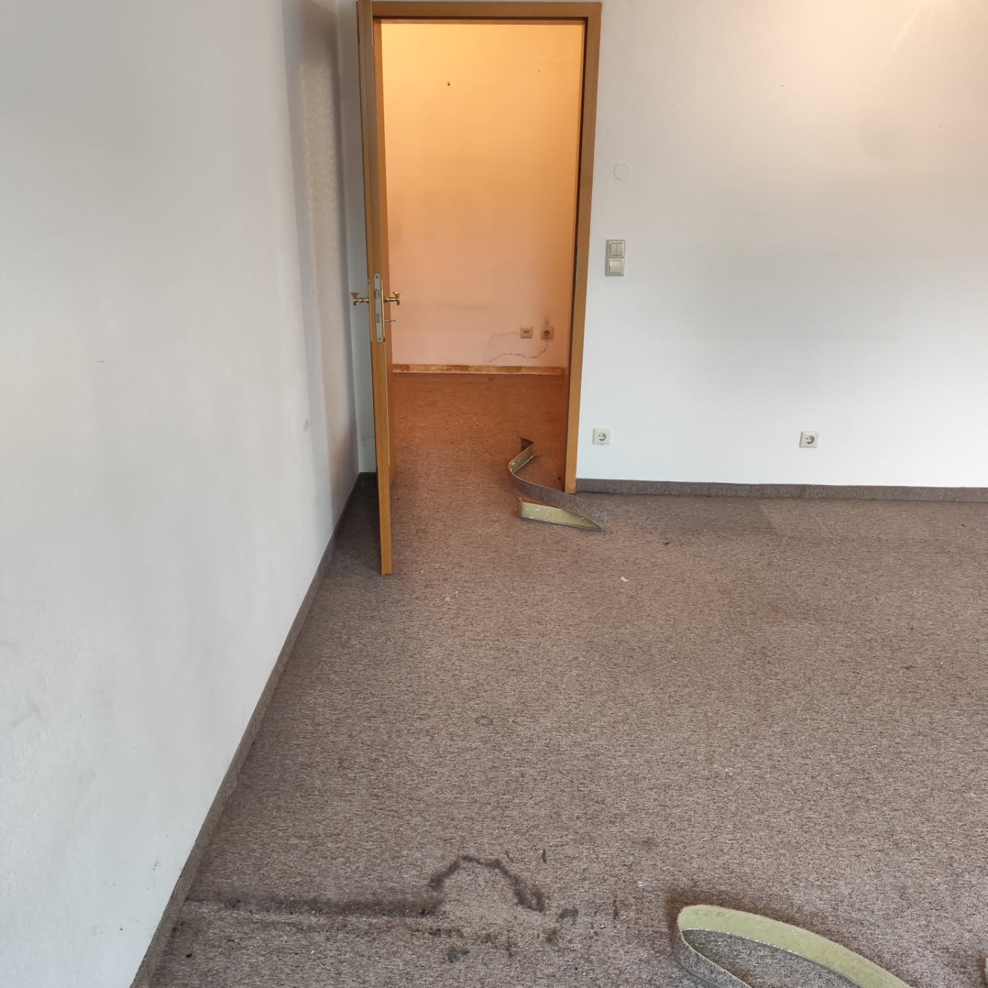 Alles muss raus !
Aktuell #entkernen wir wieder eine Wohnung, um Sie danach wieder auf #vordermann zu bringen!
Im Anschluss gibt's einen neuen Anstrich samt neuen #vinylbodenbelag .
#gampelundhieberhausmeisterservice #renovierung #entrümpelung #sanierung .