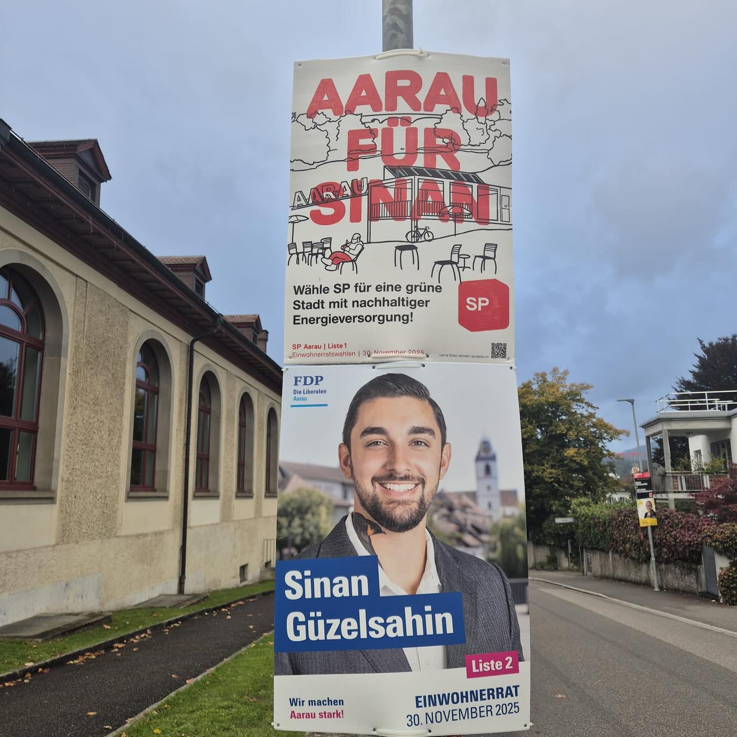 Danke SP Aarau für die unerwartete Unterstützung 😉
Eure Schilder Aarau für Sinan passen so gut, dass ich meine gleich höflich darunter platziert habe. Politik mit Humor macht mehr Spass. Keine Sorge, ich bleibe liberal.
#Aarau #Wahlen2025 #FDP #SP #PolitikMitHumor