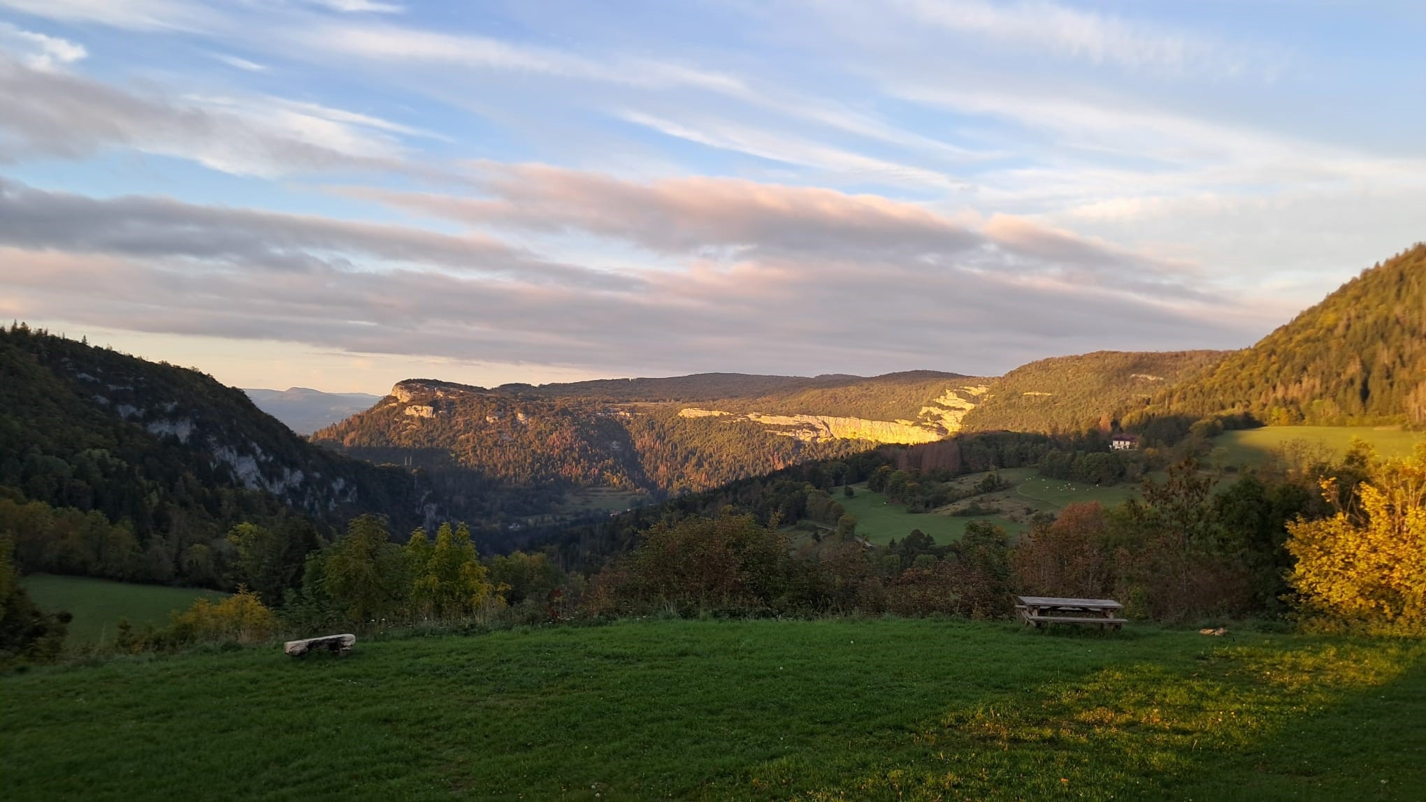 Espace Ville a sillonné le 𝐇𝐚𝐮𝐭-𝐉𝐮𝐫𝐚 𝐒𝐚𝐢𝐧𝐭-𝐂𝐥𝐚𝐮𝐝𝐞 à la 𝐫𝐞𝐧𝐜𝐨𝐧𝐭𝐫𝐞 𝐝𝐞𝐬 𝐡𝐚𝐛𝐢𝐭𝐚𝐧𝐭𝐬!
Quatre réunions publiques ont été organisées pour présenter le travail de zonage et de règlement du futur PLUi, qui encadrera les droits à construire dans les 22 communes du territoire au cours des prochaines années.