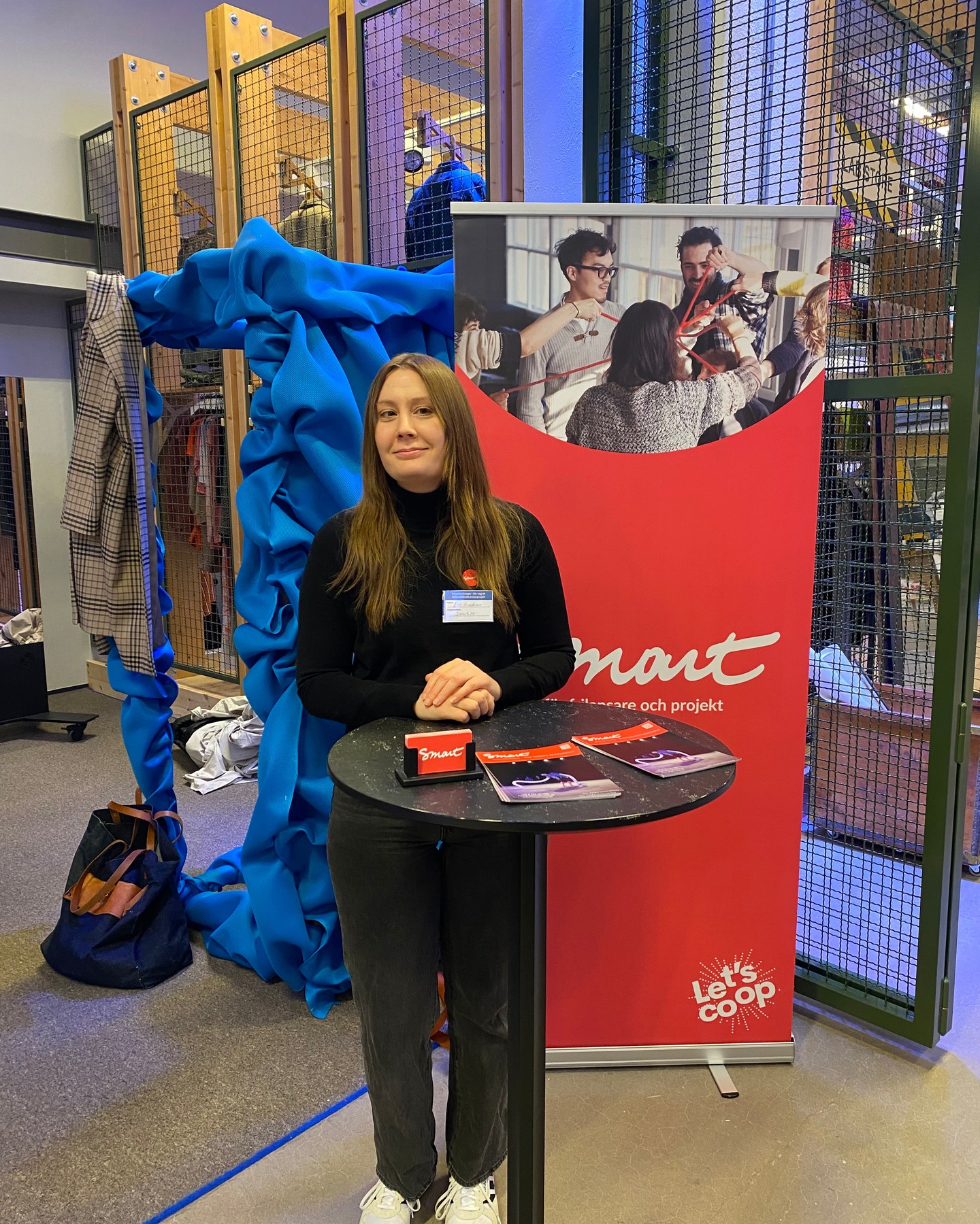 Under torsdagskvällen fick vi på Smart vara med på en riktigt inspirerande eftermiddag arrangerad av @europedirectstockholm och Europa Direkt Sjuhärad @europadirekt7 på DoTank Center på @sciencepark_boras i Borås. Evenemanget streamades även live online.
Seminariet handlade om EU-program och finansieringsmodeller för kulturprojekt. Kvällen fylldes av spännande berättelser om pågående och genomförda projekt, konkreta tips från @kulturradet.se och @vgrkultur, och massor av inspirerande möten med människor som brinner för kultur. Vi vill gärna uppmuntra alla er kulturarbetare som är intresserade av att arbeta med stöd av Smart att höra av sig till oss.
Stort tack till Europa Direkt Stockholm och Europa Direkt Sjuhärad för att vi fick vara en del av detta!
Missa inte del två av evenemanget – en skrivarstuga för mobilitetsstödet @culturemoveseurope , som genomförs i samarbete med Smart den 10 November.
Mer information om hur du anmäler dig kommer inom kort på vår hemsida.
Perfekt för dig som vill ta nästa steg med ditt kulturprojekt i Europa.