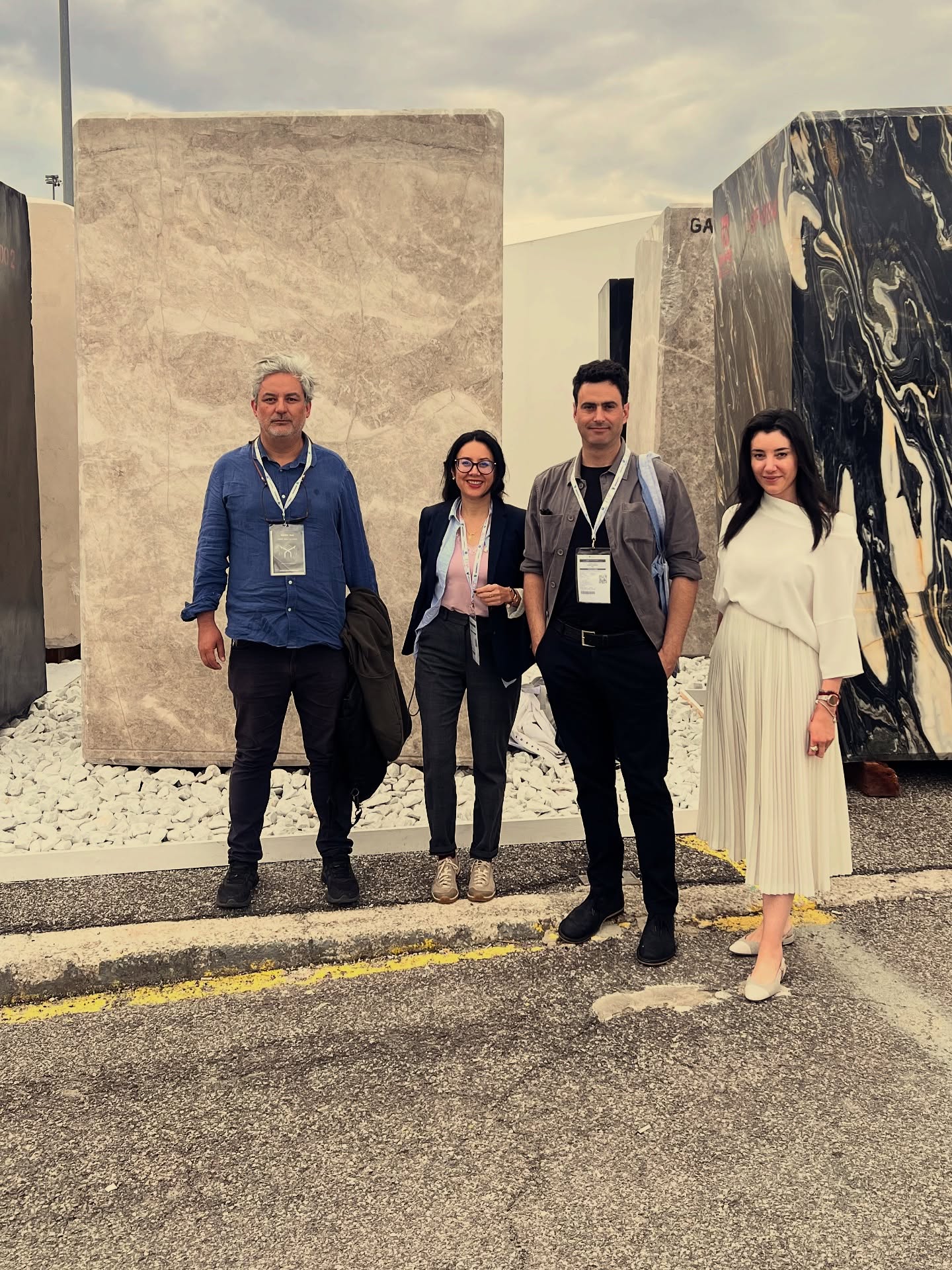 MARMOMAC
Viajar a Verona para participar en Marmomac fue una experiencia profundamente inspiradora. Invitada por @itatradeagency , tuve la oportunidad de compartir con arquitectos de todo el mundo, conocer de cerca a las empresas que lideran la industria de la piedra natural y visitar una cantera que me dejó con los ojos muy abiertos.
Fui invitada junto a dos arquitectos atómicos que admiro, lo que hizo que cada momento del viaje fuera aún más enriquecedor.
Una experiencia que me impulsa a seguir creciendo, aprendiendo y explorando nuevas formas de integrar este material en el diseño y la arquitectura.
#marmomac
#naturalstone
#veronaitaly
#studiobarlainteriordesign
#experiencedesign
#interiorlifestyle