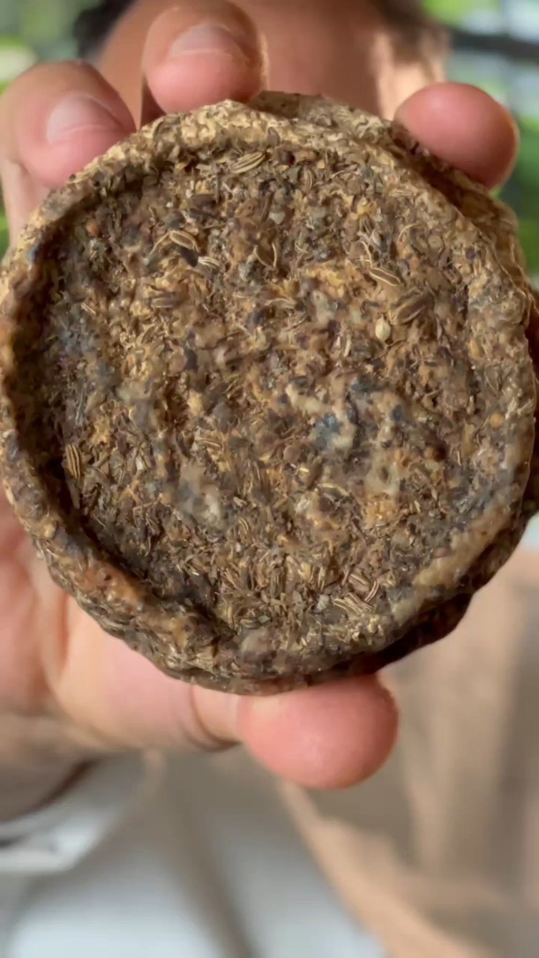 𝑪𝒂𝒄𝒊𝒐 𝒆 𝒑𝒆𝒑𝒆 (𝒂𝒍 𝒄𝒐𝒏𝒄𝒊𝒂𝒕𝒐 𝒅𝒊 𝑺𝒂𝒏 𝑽𝒊𝒕𝒕𝒐𝒓𝒆)
𝑈𝑛 𝑔𝑟𝑎𝑛𝑑𝑒 𝑐𝑙𝑎𝑠𝑠𝑖𝑐𝑜 𝑟𝑜𝑚𝑎𝑛𝑜 𝑐ℎ𝑒 𝑖𝑛𝑐𝑜𝑛𝑡𝑟𝑎 𝑢𝑛 𝑓𝑜𝑟𝑚𝑎𝑔𝑔𝑖𝑜 𝑎𝑛𝑡𝑖𝑐𝑜 𝑑𝑒𝑙𝑙𝑎 𝑡𝑟𝑎𝑑𝑖𝑧𝑖𝑜𝑛𝑒 𝑐𝑖𝑜𝑐𝑖𝑎𝑟𝑎 𝑐𝑜𝑛𝑡𝑎𝑑𝑖𝑛𝑎. 𝐼 𝑡𝑜𝑛𝑛𝑎𝑟𝑒𝑙𝑙𝑖 𝑣𝑒𝑛𝑔𝑜𝑛𝑜 𝑚𝑎𝑛𝑡𝑒𝑐𝑎𝑡𝑖 𝑐𝑜𝑛 𝑞𝑢𝑒𝑠𝑡𝑜 𝑝𝑒𝑐𝑜𝑟𝑖𝑛𝑜 𝑓𝑎𝑛𝑡𝑎𝑠𝑡𝑖𝑐𝑜, 𝑢𝑛 𝑝𝑟𝑜𝑑𝑜𝑡𝑡𝑜 𝑟𝑎𝑟𝑜 𝑑𝑒𝑖 𝑝𝑎𝑠𝑡𝑜𝑟𝑖 𝑑𝑒𝑙𝑙𝑎 𝑉𝑎𝑙𝑙𝑒 𝑑𝑒𝑙 𝐶𝑜𝑚𝑖𝑛𝑜, 𝑙𝑎𝑣𝑜𝑟𝑎𝑡𝑜 𝑎 𝑚𝑎𝑛𝑜 𝑒 𝑐𝑜𝑛𝑐𝑖𝑎𝑡𝑜 𝑐𝑜𝑛 𝑏𝑎𝑐𝑐ℎ𝑒, 𝑠𝑝𝑒𝑧𝑖𝑒 𝑒𝑑 𝑒𝑟𝑏𝑒 𝑎𝑟𝑜𝑚𝑎𝑡𝑖𝑐ℎ𝑒.
𝐼𝑙 𝑟𝑖𝑠𝑢𝑙𝑡𝑎𝑡𝑜 𝑒̀ 𝑢𝑛𝑎 𝑐𝑎𝑐𝑖𝑜 𝑒 𝑝𝑒𝑝𝑒 𝑑𝑎𝑙 𝑐𝑎𝑟𝑎𝑡𝑡𝑒𝑟𝑒 𝑑𝑒𝑐𝑖𝑠𝑜, 𝑐ℎ𝑒 𝑚𝑎𝑛𝑡𝑖𝑒𝑛𝑒 𝑙𝑎 𝑠𝑒𝑚𝑝𝑙𝑖𝑐𝑖𝑡𝑎̀ 𝑑𝑒𝑙 𝑝𝑖𝑎𝑡𝑡𝑜 𝑜𝑟𝑖𝑔𝑖𝑛𝑎𝑙𝑒 𝑚𝑎 𝑎𝑟𝑟𝑖𝑐𝑐ℎ𝑖𝑡𝑎 𝑑𝑎 𝑢𝑛’𝑎𝑟𝑜𝑚𝑎𝑡𝑖𝑐𝑖𝑡𝑎̀ 𝑐𝑜𝑛 𝑠𝑓𝑢𝑚𝑎𝑡𝑢𝑟𝑒 𝑝𝑖𝑢̀ 𝑝𝑟𝑜𝑓𝑜𝑛𝑑𝑒 𝑒 𝑠𝑜𝑟𝑝𝑟𝑒𝑛𝑑𝑒𝑛𝑡𝑖, 𝑙𝑒𝑔𝑎𝑡𝑒 𝑎𝑙𝑙𝑎 𝑚𝑎𝑒𝑠𝑡𝑟𝑖𝑎 𝑝𝑎𝑠𝑡𝑜𝑟𝑎𝑙𝑒 𝑐ℎ𝑒 𝑟𝑖𝑠𝑐ℎ𝑖𝑎𝑣𝑎 𝑑𝑖 𝑎𝑛𝑑𝑎𝑟𝑒 𝑝𝑒𝑟𝑑𝑢𝑡𝑎.
𝑁𝑜𝑖 𝑟𝑖𝑛𝑔𝑟𝑎𝑧𝑖𝑎𝑚𝑜 @casalawrence 𝑝𝑒𝑟 𝑎𝑣𝑒𝑟𝑙𝑜 𝑠𝑎𝑙𝑣𝑎𝑡𝑜 𝑒 𝑝𝑜𝑟𝑡𝑎𝑡𝑜 𝑛𝑒𝑙𝑙𝑒 𝑛𝑜𝑠𝑡𝑟𝑒 𝑐𝑢𝑐𝑖𝑛𝑒.
𝐶ℎ𝑒𝑓 𝐹𝑟𝑎𝑛𝑐𝑒𝑠𝑐𝑜 𝑆𝑝𝑒𝑟𝑎𝑛𝑑𝑒𝑜 @fradeatails
𝐹𝑖𝑙𝑚𝑒𝑑 𝑏𝑦 @moniqueacl
Vi aspettiamo a pranzo il sabato e la domenica (dalle 12:30 alle 15:00) e a cena dal lunedì alla domenica!
𝐈𝐧𝐟𝐨 𝐞 𝐏𝐫𝐞𝐧𝐨𝐭𝐚𝐳𝐢𝐨𝐧𝐢
📍 Via Alessandro Volta 36, Testaccio, Roma
📞 06 5741369
🌐 Prenota ora: Link in BIO!
#CucinaRomana #RomaFood #Amatriciana #RistoranteRoma #Testaccio #FoodPornRoma #TradizioneRomana #Scarpariello #MastroGiorgio #CacioePepe #Pecorino #RicetteRomane #MadeInItaly