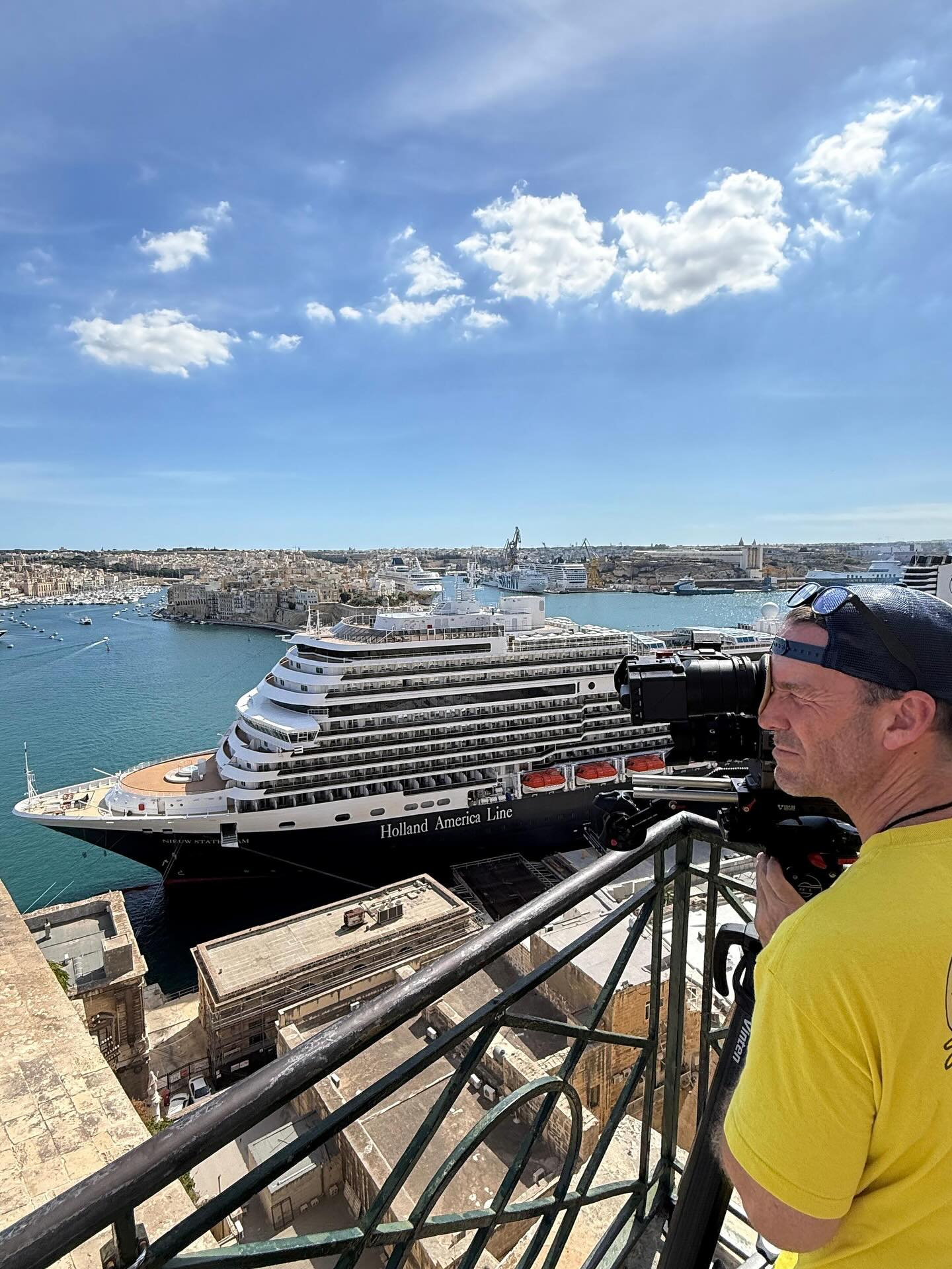 De opnames voor een nieuw seizoen van CruiseLife zijn weer begonnen.
De crew is in het Middellandse Zeegebied aan boord van de Nieuw Statendam van Holland America Line.
De reis gaat onder andere langs Rhodos, Kusadasi, Istanbul en Mykonos.
CruiseLife is een project in samenwerking met de Mediabroers en is vanaf 7 december te zien op RTL4..
#CruiseLife #Filmfactory #RTL4 #BehindTheScenes #HollandAmericaLine #NieuwStatendam #MediterraneanVibes #TVproductie