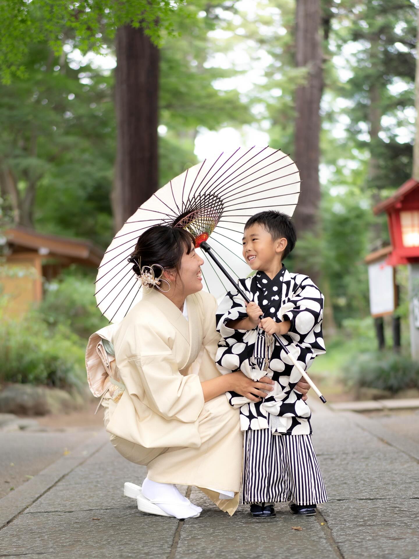 【七五三同行撮影】
同行しながら七五三の撮影を
させて頂きます。
パパやママがカメラマンだと
家族みんなでの撮影がどうしても
難しかったなーって経験があります。
着物や、慣れない草履で集中力も持たなかったりで
最後は機嫌が悪くなってしまう事も。
機嫌が悪くなってしまっても
それも思い出だねってなるよう
ぜひ、大切な日のお手伝いをさせてください。
✼••┈┈┈┈┈┈┈┈┈┈┈┈┈┈┈┈••✼
予約方法
プロフィール欄のリンクより
予約をお願いします。
@smileseed_photostudio
↑
アカウント押すと、プロフィールに
飛べます🔍
リンクページの
お問合せより必要箇所をご入力頂き
お送りください。
✳︎10月のスケジュール✳︎
10月18日(土)
22日(水)
23日(木)
29日(水)
こちらの日程で合わない場合はご相談ください
✼••┈┈┈┈┈┈┈┈┈┈┈┈┈┈┈┈••✼
大事にしていること…
スタジオは小さな一軒家です。
プライベート空間でゆったりと撮影が
出来ます。
人目を気にしなくても大丈夫です。
泣いても不機嫌でも人見知りでも
ご安心ください♡
赤ちゃんでもいつもと違う環境だと
緊張してしまうと思うので
おうちと同じように過ごせる
小さなスタジオでリラックスして頂ける
ことを大切にしています。
保育士、ベビーマッサージ講師歴10年以上の
フォトグラフォーが寄り添いながら撮影
を心掛けています。
心配なことがあったら事前に話してくださいね
毎日暑いので、お部屋を涼しくして
お待ちしております。
✼••┈┈┈┈┈┈┈┈┈┈┈┈┈┈┈┈••✼
宮代町おうちフォトスタジオ
『smile seed 』
自宅教室:埼玉県南埼玉郡宮代町学園台
最寄りの駅:東武動物公園駅
徒歩15分程度
駐車場1台あります
〈ありのままを丸ごと受け止めて写真の残す人〉
高津絵里
