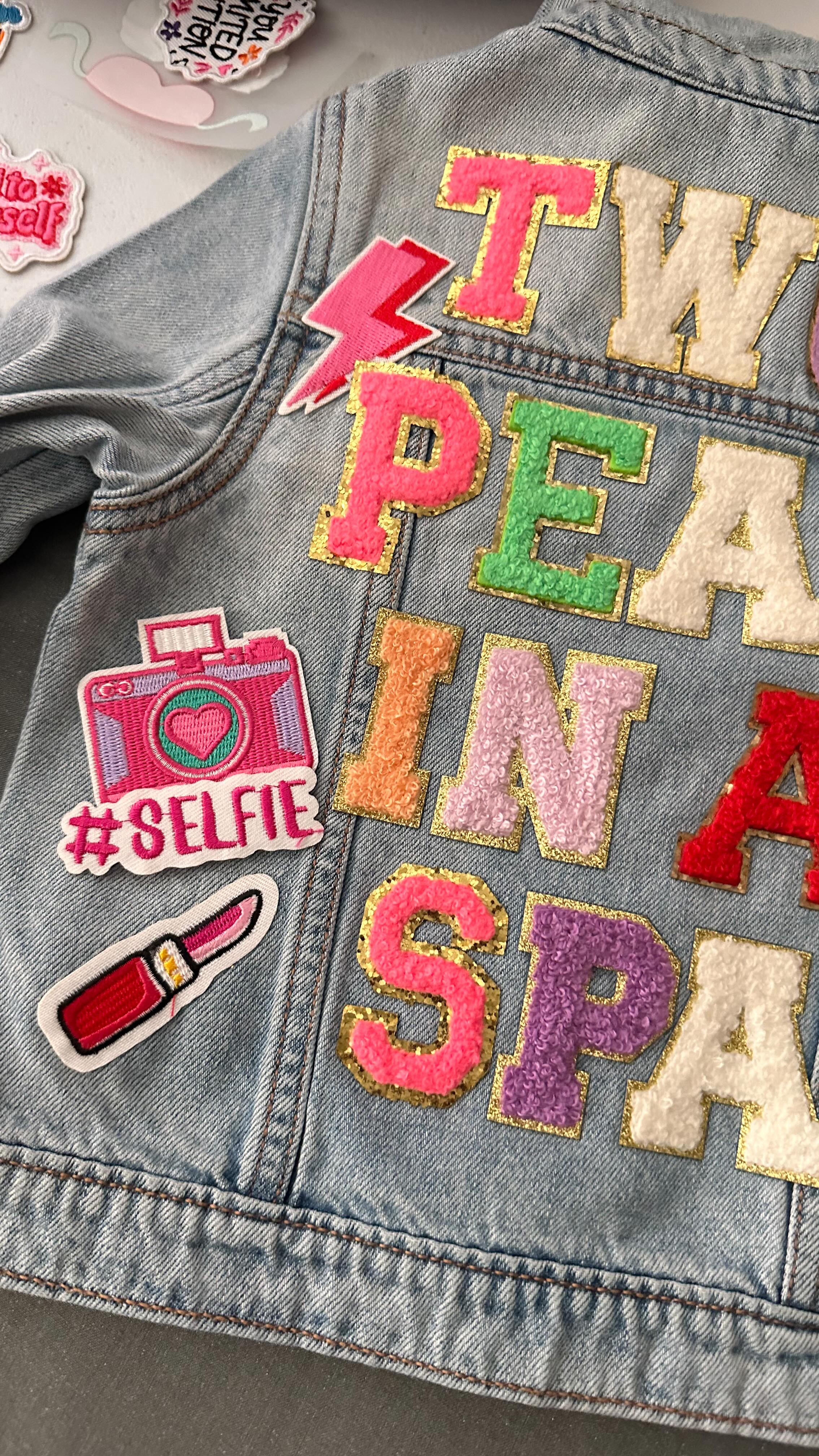 Party favors are out the door 💅✨ Give your guests something they design themselves! Our Little Designers Patch Workshop Party lets kids create their own patches & take home one-of-a-kind favors 🎨💖
Book now with Two Peas in a Spa – Baton Rouge’s #1 mobile spa & party experience!
#TwoPeasInASpa #PatchParty #KidsPartyIdeas #MobileSpaBus #BatonRougeEvents #DIYPartyFavors #KidsWorkshops