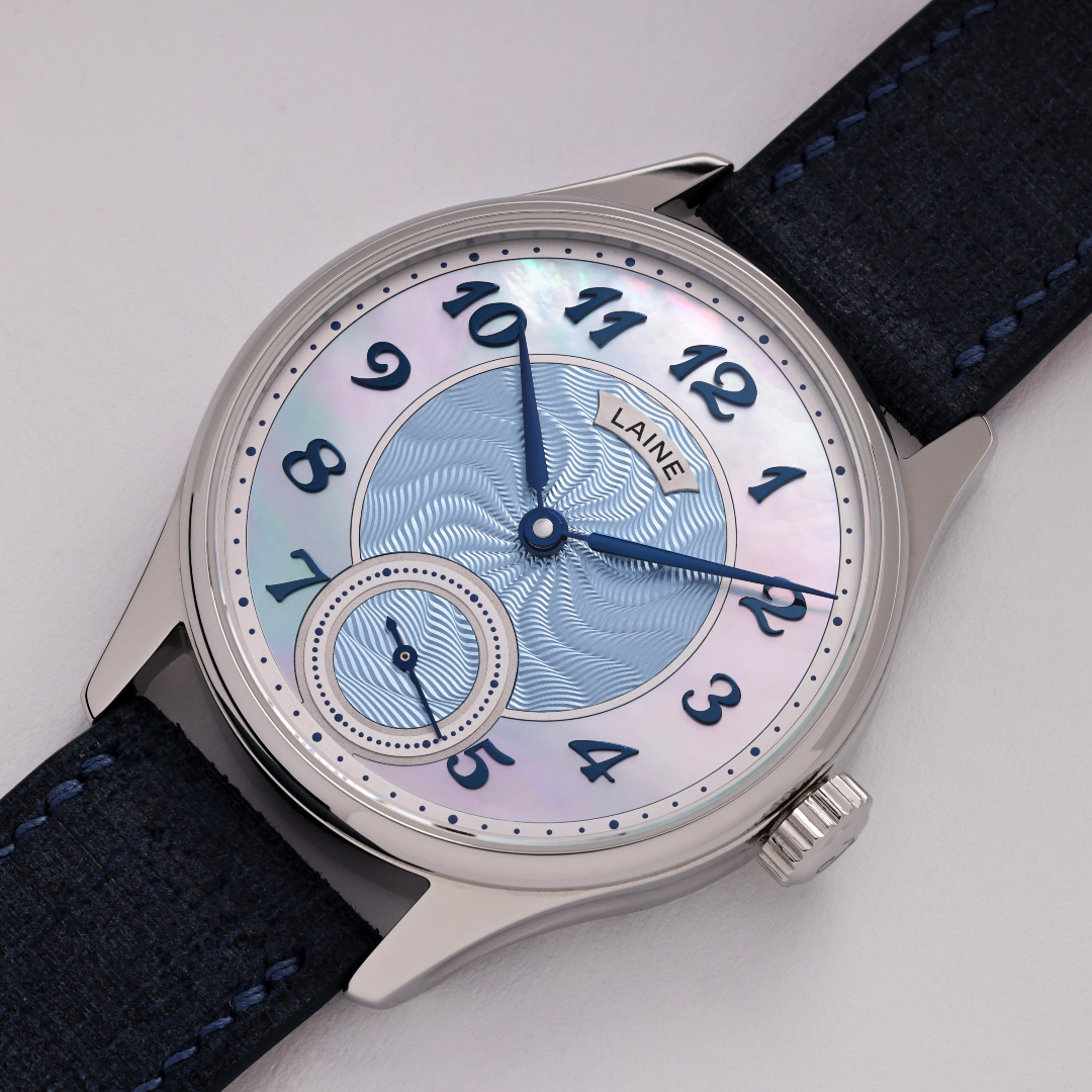 Looks like a frozen lake under sunlight. Icy moiré within, mother-of-pearl without.🌅❄️
#custommade #bespoke #guilloche #torstilaine #watchfam #lainewatches #watch #microrotor #swisswatches