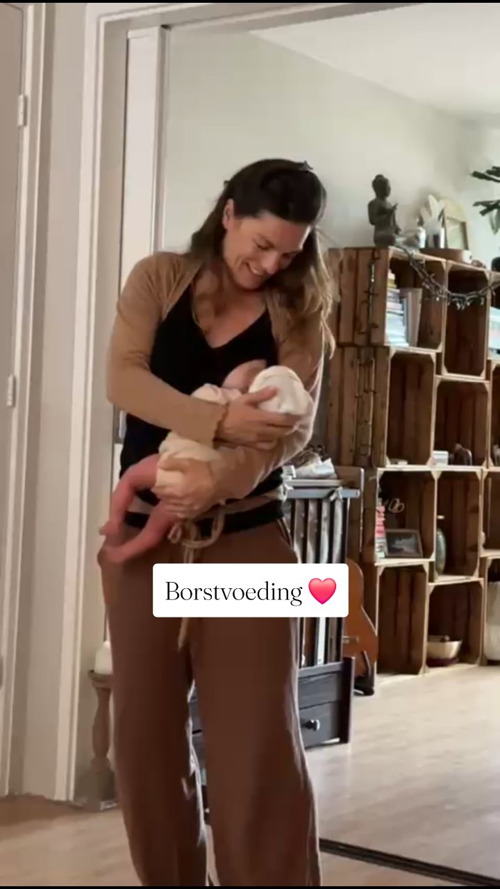 Borstvoeding, wat een reis... een ondergeschoven 'onderwerp' waar veel te weinig over gedeeld en gesproken wordt. Vandaag deel 1 van mijn verhaal:
Als een Vrouw van de Aarde, een vrouw die in verbinding leeft met de ziel van de aarde en de intentie heeft zo dichtbij de natuurlijkste vorm van vrouw zijn in het leven te willen staan, kon ik mij niet anders indenken dat ik als moeder borstvoeding zou gaan geven. Ik was ervan overtuigd dat dit ging lukken en waar ik nog meer van overtuigd was, was dat mijn dochtertje zou kiezen voor borstvoeding.
Ik heb me niet voorbereid op wat voor reis het zou worden. Op de marathon die je als moeder ineens te lopen hebt, de intensiteit ervan en hoe vermoeiend het, vooral die eerste maanden, is.
In de eerste week bleek Maya Rose niet genoeg melk binnen te krijgen. De alarmbellen gingen af, ze was afgevallen in plaats van aangekomen. Hier voelde ik voor de eerste keer dat ik als moeder faalde. Met alle hormonen die door mijn lichaam gierden werd het een hele emotionele ervaring. Ik moest gaan kolven en we moesten haar met een flesje bijvoeden. Goed, zij had dit nodig dus ging ik er voor. Huilend met twee gele pompen aan mijn borsten ging ik er voor zitten. Ik voelde me een koe in een melkfabriek. Verschrikkelijk vond ik het. Er was niks vrouwelijks of natuurlijks aan, het druisde tegen alles in waar ik voor sta en het vroeg heel veel van me. Ik heb veel gehuild, heel veel.
Daarna sloeg de twijfel zo vaak in, kreeg ze wel genoeg binnen? Doe ik het wel goed? Ik maakte me steeds weer zorgen. Wist ik veel, ik deed dit ook voor de eerste keer. Ik voelde al wel vrij snel dat er ook voorouderlijke thema's en angsten mee gemoeid waren.
Het hielp dat mijn verloskundige op een gegeven moment zei: "Vergeet niet dat er nog heel veel hormonen door je heen razen, die golven van emoties horen erbij" aah... dus ik ben wel 'normaal'... dacht ik;)
Met de tijd groeiden we samen in deze reis, we vonden elkaar steeds beter en ik leerde meer te vertrouwen op haar en op mezelf. Daarnaast groeide ze en zagen we haar uitbloeien tot een veerkrachtig en blij meisje. De zorgen namen af maar de reis gaat door...
Binnenkort meer ❤️🌹