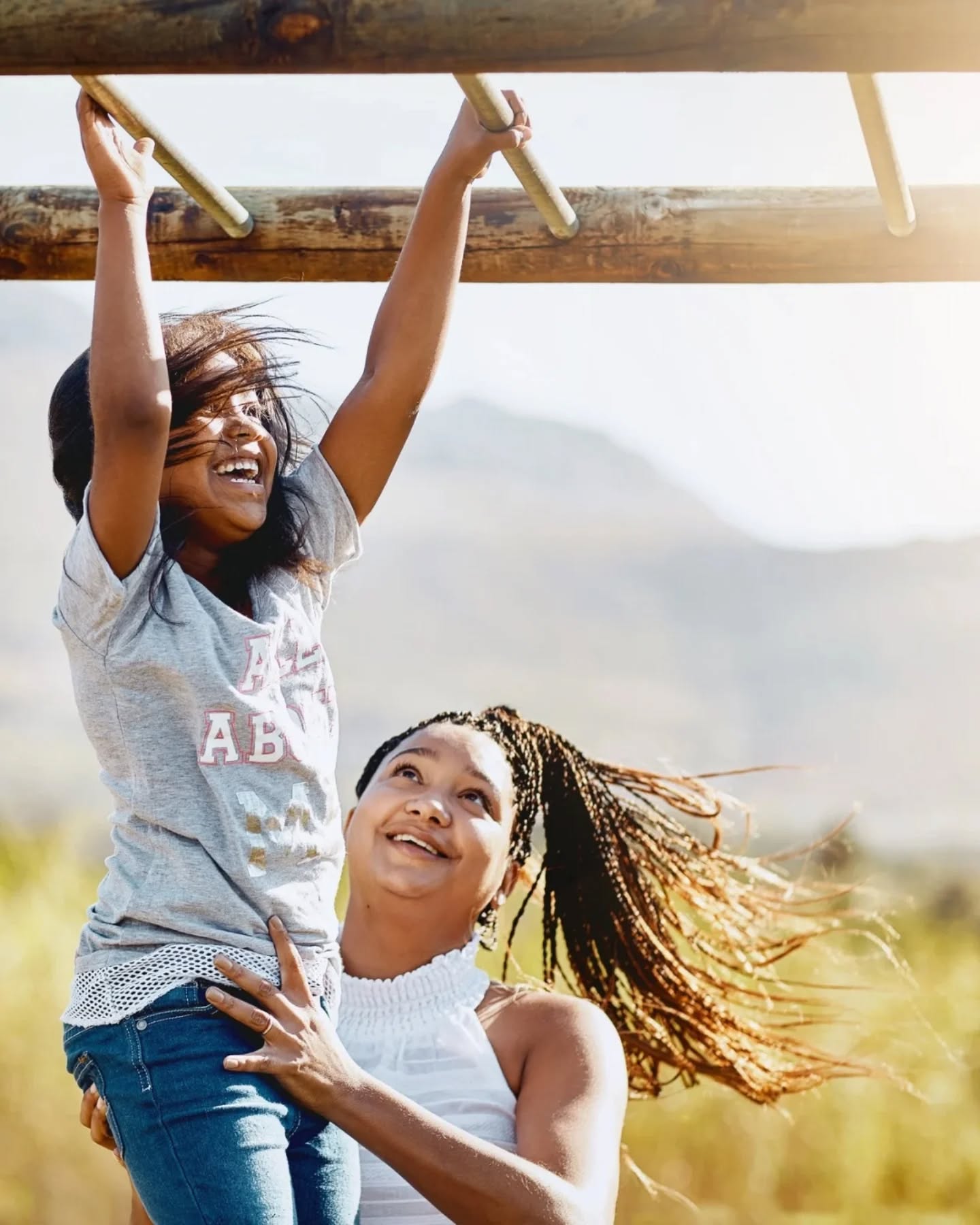 💙 Så här mitt i #DCDAwarenessWeek kör vi en favorit i repris.
Förra året skrev jag ett blogginlägg om developmental coordination disorder (DCD) – en diagnos som fortfarande är kraftigt underdiagnostiserad, trots att den drabbar 1–2 barn i varje klassrum, eller ungefär 80 000 skolbarn i Sverige.
👉🏻 Visste du att barn med DCD löper ökad risk för psykisk ohälsa, mobbning och sämre skolresultat, men att envishet och kreativitet ofta är deras största styrkor?
“Hon har en vilja av stål och ger inte upp utan fortsätter att kämpa även när allt går emot henne.”
Mamma till en 7-årig flicka med DCD
Barn med DCD kämpar ofta mer än vi ser. Deras envishet, kreativitet och uthållighet är ofta deras största styrkor, men DCD kan också påverka både fysisk och psykisk hälsa, skolgång, delaktighet och självkänsla.
👇🏻 Läs hela inlägget här:
https://www.movementinspires.se/post/att-vara-klumpig-är-väl-inte-så-farligt-eller
💭 Har du mött barn, ungdomar eller vuxna som påminner om den här beskrivningen?
📣 Dela gärna vidare för att öka kunskapen om DCD – tillsammans kan vi göra skillnad.
Kine 💙
#dcd #developmentalcoordinationdisorder #dcdsverige #DCDawarenessweek2025 #npf #adhd #autism #motorik #rörelse #fysioterapi