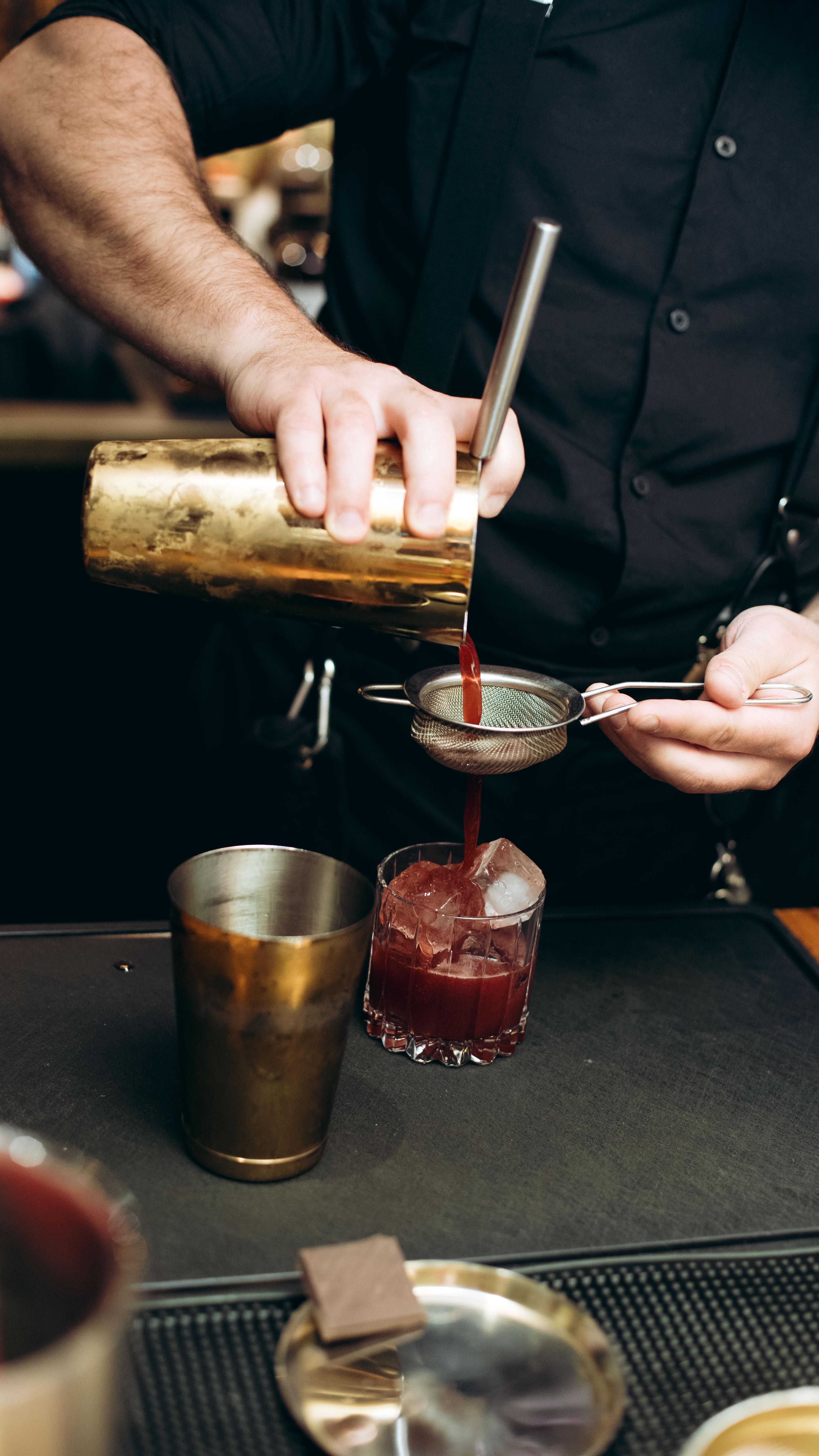 Weekend im Kopf, Cocktail in der Hand. 🍹😍
Täglich Sprizz Happy-Hour von 17–19 Uhr – der Rest ist pure Cocktail-Laune, egal wann. ❤️
#lvdwigbar #cocktailbar #cocktailbarvienna #barsvienna #viennadrinks #viennabars