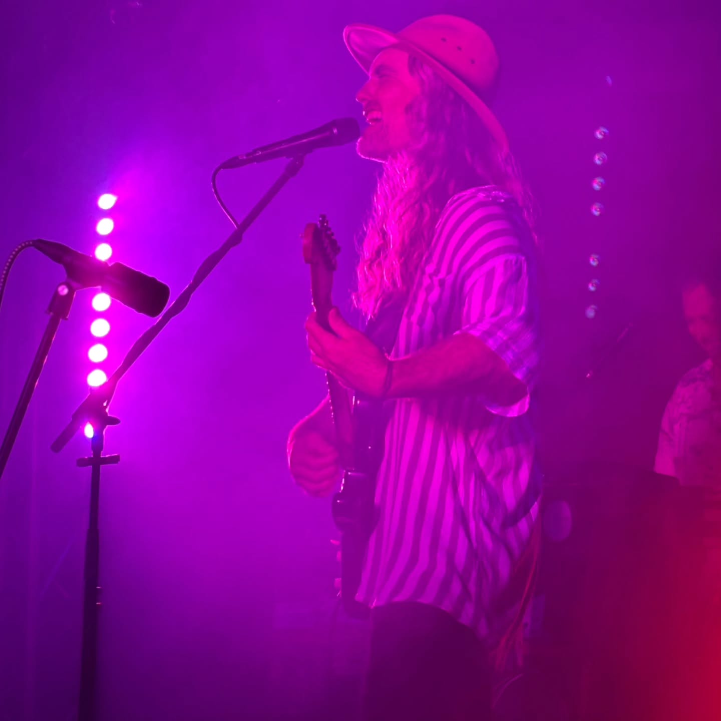 This week's shows folks! Looking forward to it :)
Thursday 9th - @thecaveinnstagram with @shaunkirkmusic @tessawildemusic from 7pm (solo)
Friday 10th - @beachhotelbyronbay from 5pm (solo)
Saturday 11th @hosannafarmstay from 4pm (solo)
Sunday 12th @hotelbrunswick with @shaunkirkmusic from 4.00pm (solo)
Huge love legends !!!
#bluesmusic #countrysoul #bluesrock #americanadownunder #fenderguitars