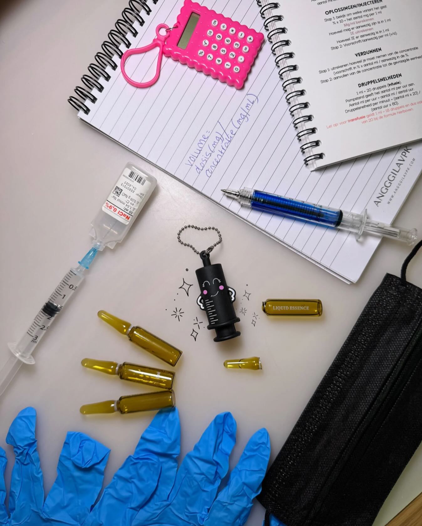 ✨ De ampulopener – een klein hulpmiddel, maar zó’n groot verschil in de zorg! 💉
Geen pijnlijke handen meer, geen risico op wondjes en altijd veilig en snel ampullen openen. Plus, dit is toch super cuuuuute voor aan je sleutelbos?🤭
Het is niet voor niets dat dit product één van de meest geliefde tools onder zorgverleners is. 👩⚕️
👉 Verkrijgbaar via www.angggilavpk.com 🛒
Wie van jullie gebruikt ‘m al tijdens het werk? 💬👇