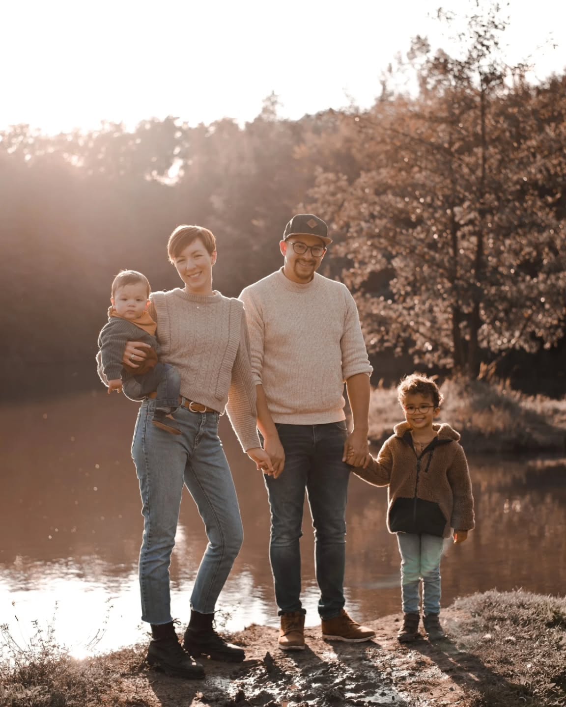🍁 Happy Familysessions Fall 🍂
Shooting this sweet family was so wonderful after already shooting their wedding some years ago. Love their style! And the two kids!
Next week looks sunny and very promising.
#familienfotos #family #fun #fall #natural #happyfall #familytime #Herbstfotoshoot #herbst