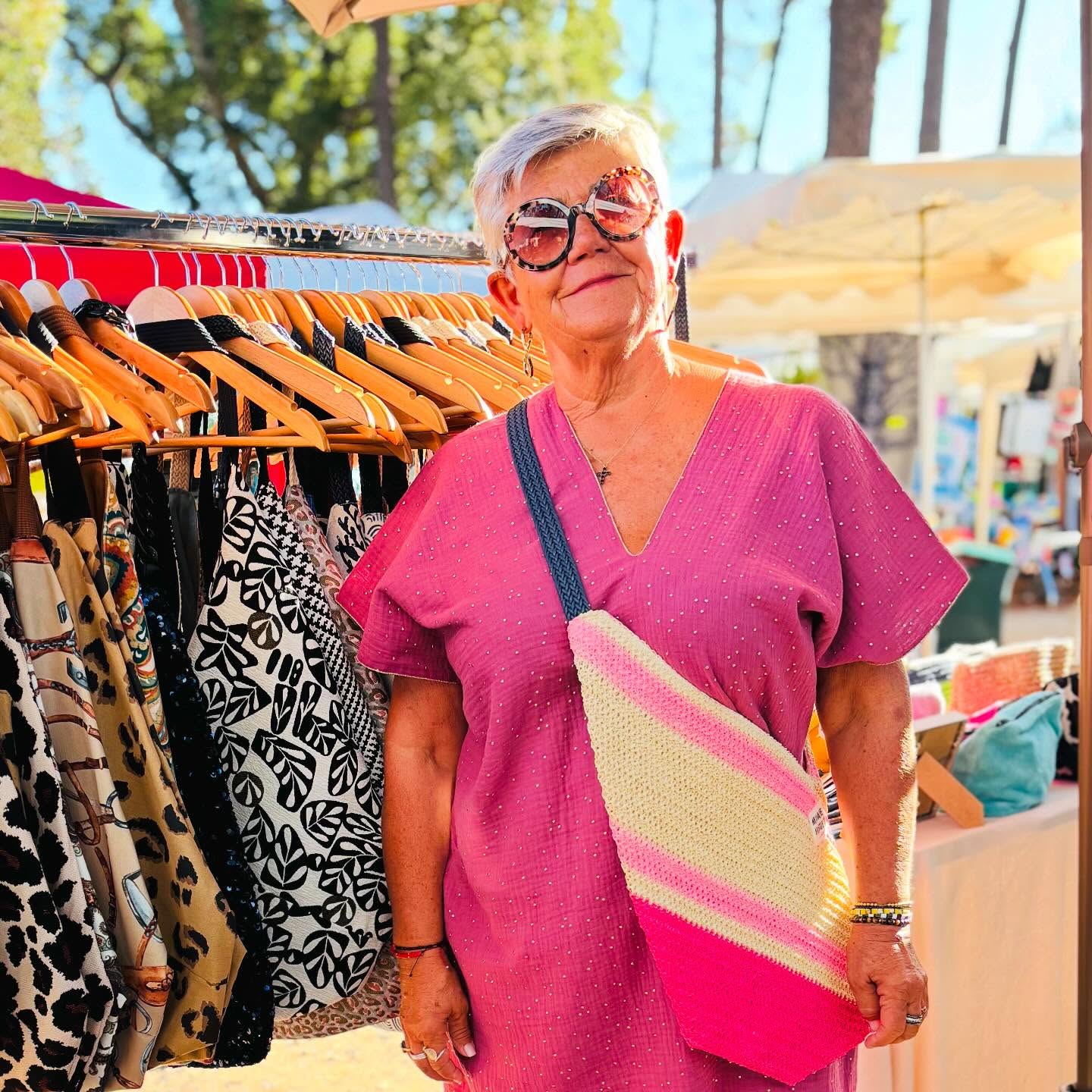 Pascale, @madame.huguette tu nous a quitté brutalement 🥲💫… beaucoup trop tôt
Nous t’ avons aimé dès ton premier regard (derrière tes jolies lunettes ), ton premier sourire, ton rire …
Ta douceur,ta bienveillance, ton empathie, ton élégance et ton goût pour les jolies choses (tes créations que j’ aime tant) nous laissera un grand vide
J’aimais parler avec toi de nos confections et choix de tissus.
La robe léopard que tu m’as commandé pour 2026, sera à l’ honneur rien que pour toi, 🤍🤍🤍🤍
je suis persuadée que ton choix va séduire une partie de nos charmantes clientes sensibles aux fait main.
Tu resteras dans nos cœurs pour toujours, toi qui adorait tant notre belle île 🏝️☀️🐠🌸
💫✨💫✨💫✨