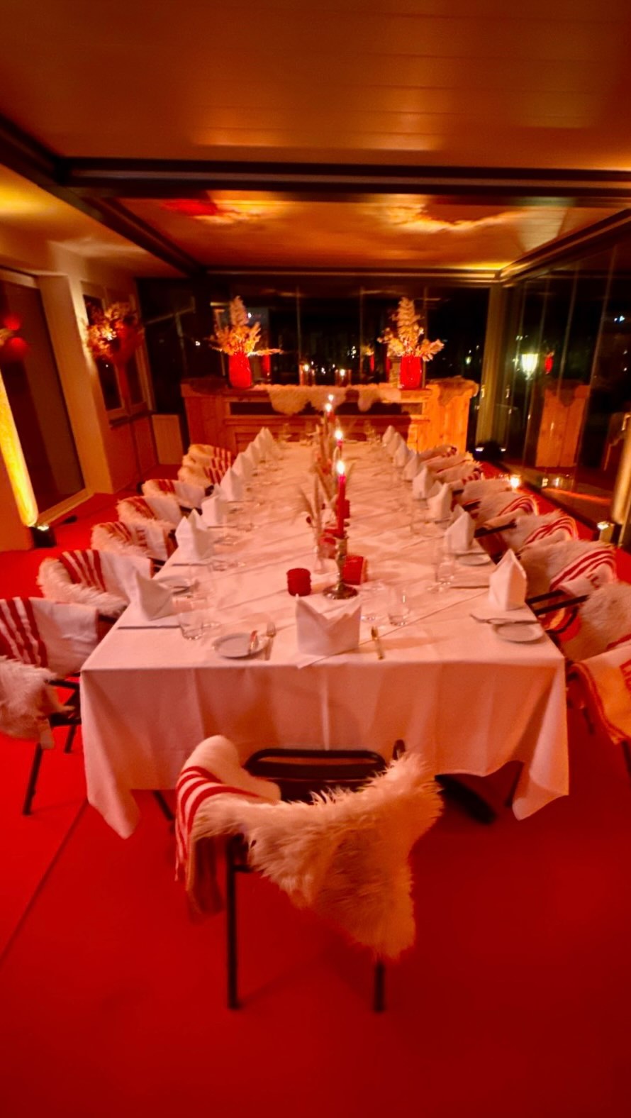 Ab sofort verfügbar: Unser erstes, großes „Seehaus“! ✨😍
Wir haben unseren Wintergarten in ein gemütliches „Seehaus“ verwandelt - der perfekte Rückzugsort für die kälteren Herbst- und Wintermonate! ❄️
Ob private Feier, Business Event oder Weihnachtsfeier - hier wird jedes Event zu einem besonderen Erlebnis. 🎉
✨ Eckdaten:
* ��Ab sofort buchbar
* ��Für 12-40 Personen
* ��Mindestumsatz: 60,00 € pro Person
* 2 Stunden Slots (auf Anfrage auch länger)
* ��Der perfekte Ort zum Genießen, Feiern und Zusammenkommen
💡Übrigens:
Unsere kleineren Seehäuser für 2-9 Personen gibt es natürlich weiterhin! Diese sind bereits buchbar und stehen ab dem 19. November zur Verfügung.
📩 Reservierungsanfragen:
👉veranstaltung@hausamseekoeln.de
#hausamseekoeln #seehaus #feier #köln #feiernamsee
#weihnachtsfeierköln
#firmeneventköln
#businessdinner
#teameventköln
#privatefeier
#geburtstagsfeierköln
#eventideen
#eventinspo
#feiernmitstil #colognelife
#cologneevent
#eventlocationköln
#locationköln
#amsee
#seeidylle
#seelocation