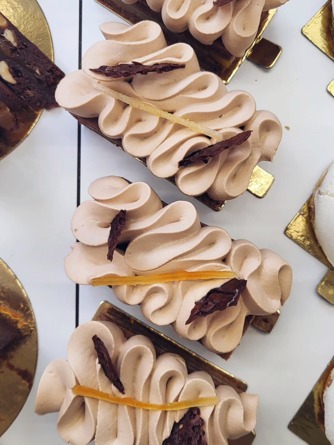 💡 Et si on prenait le temps de présenter les créations de la saison avant qu’elle ne se termine ?! Pas bête cette idée !
On commence par le clivant mélange de saveurs que certains adorent et certains ne veulent même pas tester (mais il en faut pour tous les goûts)...
Le Chocolat - Mandarine & Orange 🍊
Avec sa base moelleuse au cacao, sa compotée de mandarine et d’orange et sa soyeuse ganache au chocolat Caramélia (avec une note légèrement caramélisée) toujours signé @valrhona les meilleurs, évidemment. 🔥
#valhrona #chocolatelovers #chocolate
Ça vous tente ?