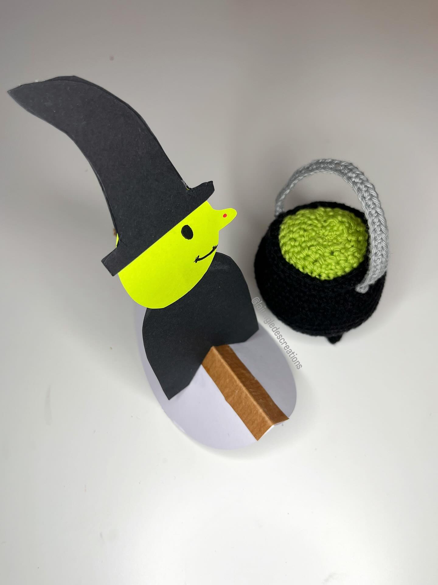 DIY – Swinging Witch! 🧙♀️
No storm today … just a rocking witch flying on her broomstick!
A simple and fun Halloween craft to make with the kids!
🧹 Materials:
- White cardstock
- Black, green and kraft paper
- Scissors
- Glue (@cleopatre_collesetcouleurs )
- Black and red Posca pens
🧹 step-by-step
1. Cut a circle from the cardstock and fold it in half.
2. Glue a strip of kraft paper in the middle — that’s your broom handle — leaving one side sticking out.
3. Cut small fringes on the part that sticks out: those are the broom bristles!
4. Cut the dress and hat from black paper, and the head from green paper.
5. Glue and assemble your witch, then draw cheeky eyes and a funny wart on her nose.
6. Make a small slot at the bottom of the dress and fold two tiny triangles to attach her to the rocker.
Press gently on each side and watch your witch move and fly on her broom!
👉And you — what are you planning for Halloween this year? 👻🧡
—
DIY – Ça balance sur le balai ! 🧙♀️
Pas de tempête aujourd’hui… juste une sorcière culbuto qui se balance joyeusement sur son balai.
Une activité simple et rigolote pour préparer Halloween avec les enfants !
🧹 Matériel :
- Feuille cartonnée blanche
- Papiers noir, vert et kraft
- Ciseaux
- Colle (@cleopatre_collesetcouleurs )
- Posca noir et rouge
🧹 Réalisation :
1. Découpe un cercle dans la feuille cartonnée et plie-le en deux.
2. Colle une bande de papier kraft au centre du cercle (c’est le manche du balai) en la laissant dépasser d’un côté.
3. Découpe de fines franges dans la partie qui dépasse : voilà les poils du balai !
4. Dans le papier noir, découpe la robe et le chapeau, et dans le papier vert, la tête.
5. Assemble ta petite sorcière, puis dessine-lui des yeux malicieux et une verrue sur le nez 👃
6. Fais une encoche en bas de sa robe et plie deux petits triangles pour la fixer sur le culbuto.
Appuie doucement de chaque côté… et regarde ta sorcière valdinguer sur son balai !
👉Et vous, vous préparez quoi pour Halloween cette année ? 👻🧡
—
#defidesmainscreatives #halloween #halloweenpyssel #witchcrafts #pysseltips #pysslamedbarn #funhalloweencrafts #inspireuswithyourplay #funbudgetplay #papercraft