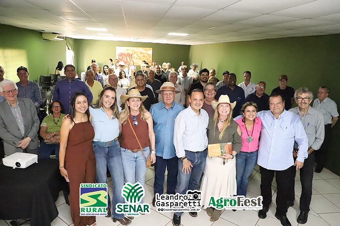 O Sindicato Rural de São José do Rio Preto, em parceria com o Sistema FAESP/SENAR, marcou presença em dois grandes encontros que fortaleceram ainda mais o agro na nossa região.
👩🌾 Encontro Semeadoras do Agro
Mais de 180 mulheres se reuniram no espaço das Intertechs para um momento inspirador. A abertura contou com a presença do presidente do Sistema FAESP/SENAR Dr. Tirso de Salles Meirelles, do secretário estadual de turismo Roberto de Lucena, do presidente do Sindicato Rural de SJRP Dr. Sérgio Antônio Expressão, da presidente das Semeadoras do Agro Dra. Juliana Farah, e de Valéria Scott do Sebrae Delas.
Também estiveram presentes a secretária de Agricultura de SJRP Carina Ayres e a secretária estadual de Esportes Coronel Helena, e a coordenadora do SENAR Rio Preto, Regilene de Oliveira Souza.
No encontro, tivemos palestras sobre empreendedorismo feminino, saúde preventiva contra o câncer de pele, cases de sucesso e motivação.
🤝 Encontro de Lideranças Regionais
No auditório, recebemos lideranças de toda a região noroeste em um encontro conduzido pelo presidente do Sistema FAESP/SENAR Dr. Tirso de Salles Meirelles, para debater a proposta orçamentária de 2026 e o cenário atual do agronegócio paulista.
Estiveram presentes também o superintendente do SENAR Dr. Mário Antônio de Morais Biral e presidentes de sindicatos rurais da região.
🎶 Para fechar esse dia tão especial, realizamos uma confraternização com um delicioso almoço e um animado show do grupo de violeiros rio-pretenses.
🌱 O Sindicato Rural de São José do Rio Preto segue firme em sua missão de representar, fortalecer e valorizar o produtor rural da nossa região!
📸 @leandrogasparetti
Telefone: (17) 3232-5115⠀
Site: www.sindicatoruralsjrp.com.br
#ExpoRioPreto2025 #SindicatoRuralSJRP #FAESP #SENAR #SemeadorasDoAgro #AgroÉForça