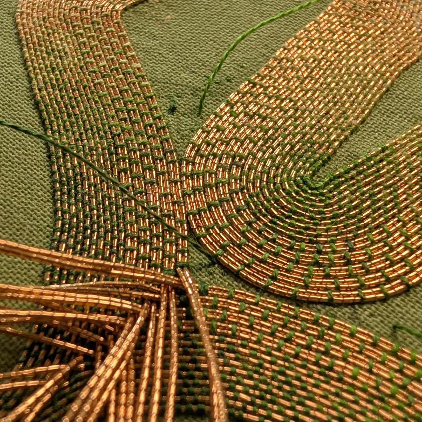 Oh isn't it fab when rows of Japanese thread fit so perfectly 😍
I've been working on a new class sample this week....I'm not looking forward to plunging all those ends tho! 😬🤣
#goldworkembroidery #green #golden #embroideryinstaguild #embroiderytutor #comingsoon‼️