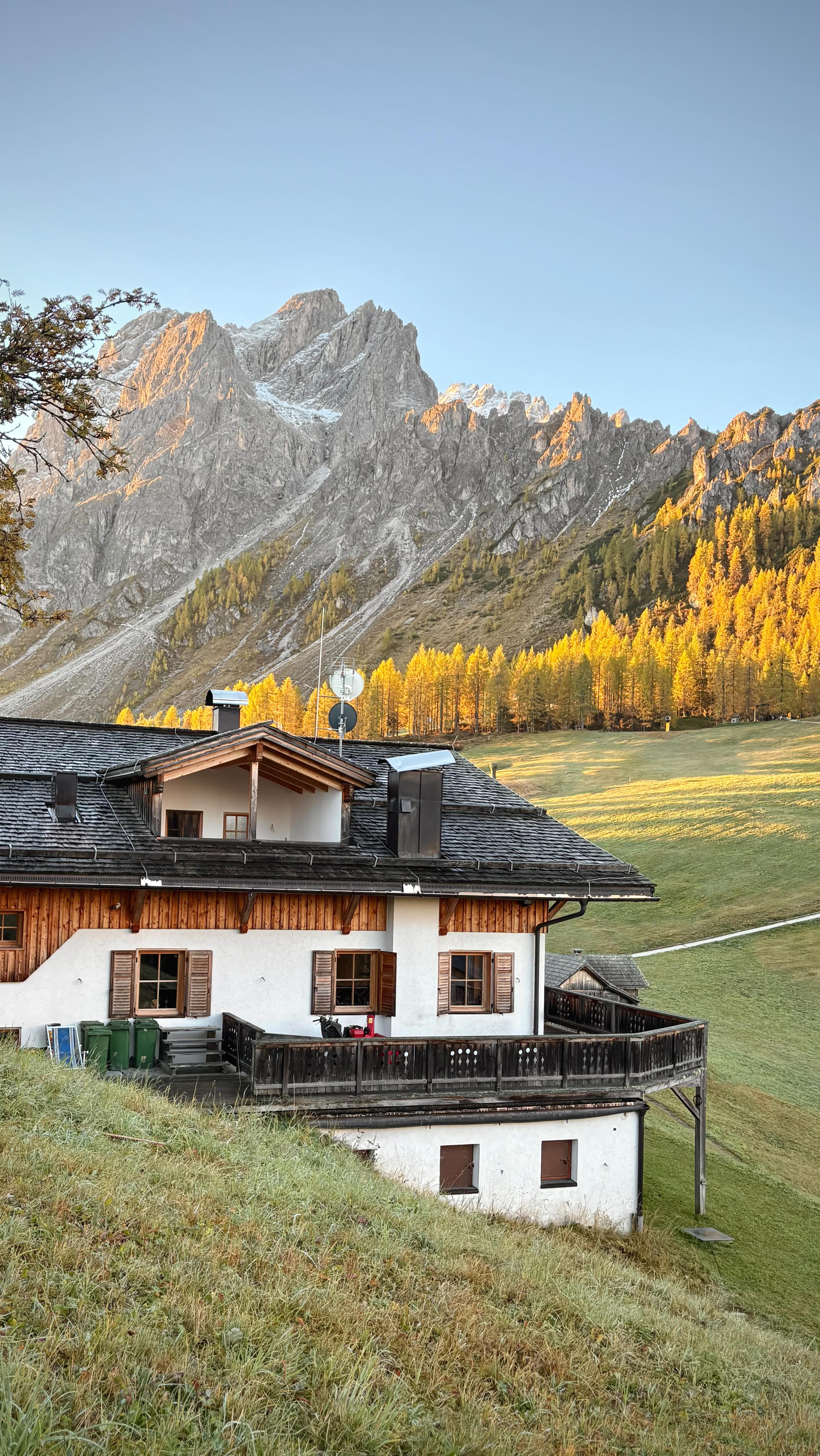 C H A N G E S
•
•
•
#rifugiorudihütte #sexten #sesto #dolomites #3zinnendolomites #südtirol #altoadige
•
•
#autumn #colorful #endofseason #livinginparadise #mountain #goodmorning