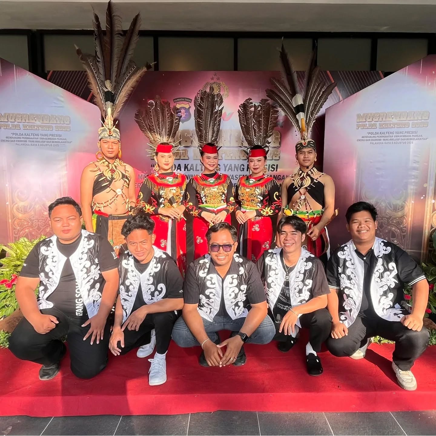 Penampilan dari @sanggar_seni_betang_batarung dalam kegiatan “MUSRENBANG POLDA Kalimantan Tengah Tahun 2025”
Di Aurila Hotel, Palangka Raya
Terimakasih atas kepercayaan nya kepada Sanggar Betang Batarung
Untuk Info & Reservasi Silahkan hubungi :
- Penampilan Tarian : 0821 5860 9596 (admin 1) 0821 5842 3592 (admin 2)
- Penyewaan baju adat : @betang_collection
- Kelas tari : 0821 5860 9596 (admin 1) 0813 4516 9801 (admin 2)
#tarian #kalimantantengah #centralborneo #tariantradisional #tariandayak#pesonaindonesia #wonderfullindonesia