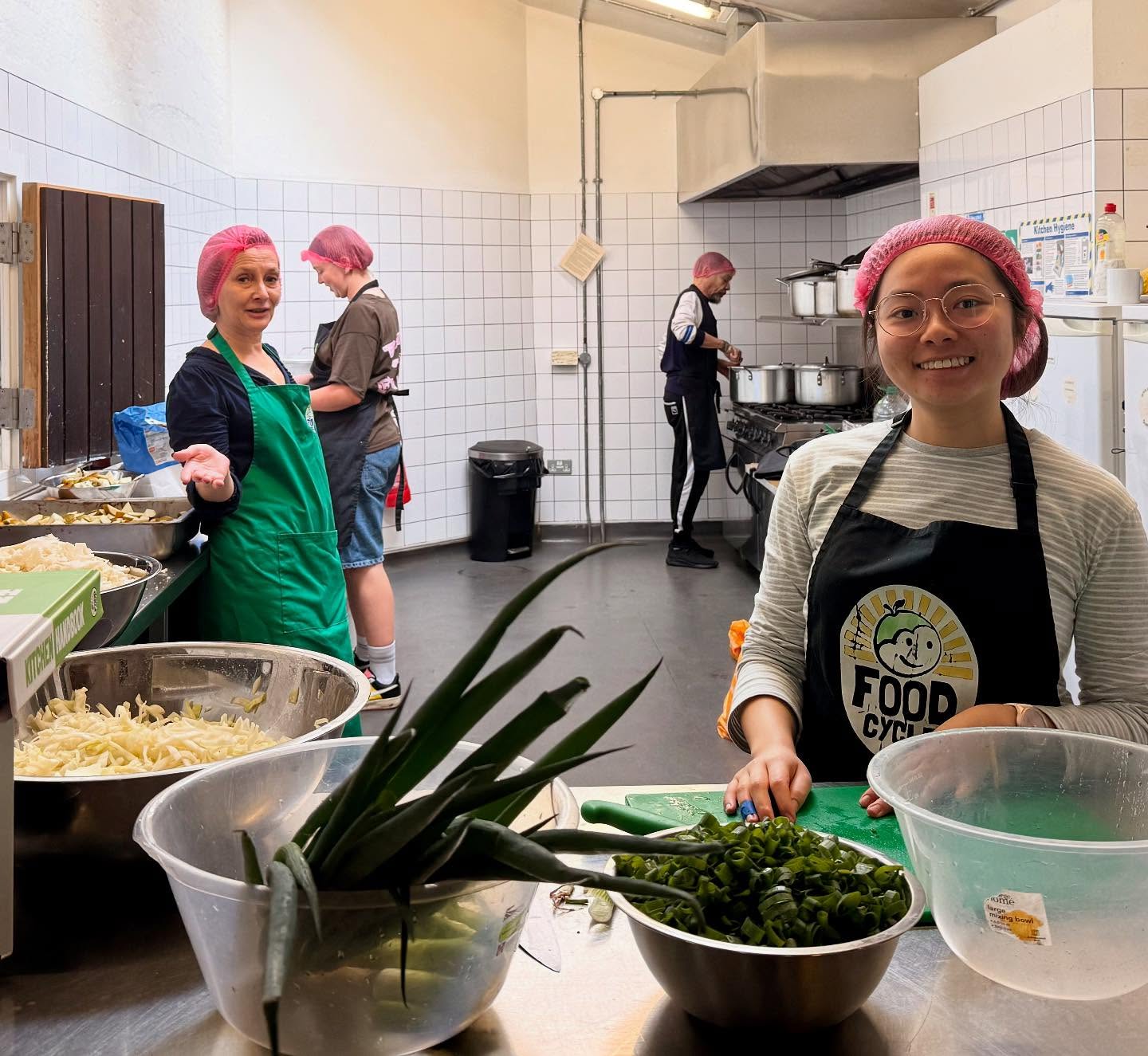 As the days are getting shorter and colder what could be better than
Hot soup, seasonal Curry and a lovely pear crumble lovingly prepared by a team of dedicated volunteers to serve those in need of company, friendship and a nice warm meal.
Food Cycle ❤️❤️❤️ three times a week
from a special team preparing a fresh hot three course meal
💚Lewisham Irish Centre Wednesdays
💚NewCross All Saints Church Thurs
💚Irish Centre on Saturdays
Always happy for new guests, volunteers and food and vegetable donations.
💚🐝🫶🏼🍎🥒🍋🌽🥕🥦🍅🍇🍲🍏
#lewisham @foodcyclelewisham