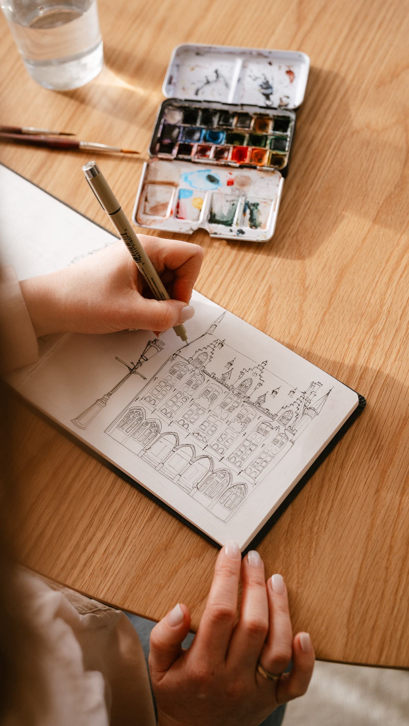 Durf jij het aan? Gewoon ergens gaan zitten en tekenen? Ik vond het echt heel lang heel spannend! Maar als je even loslaat wat een ander er van vindt en je gewoon lekker gaat tekenen is het zo leuk!
Jouw moment zelf vast kunnen leggen in jouw schetsboek. En zie je die mensen langs lopen? Weet je wat ik dan vaak hoor als ze wat tegen elkaar zeggen? “Ik wou dat ik dat kon” “wauw” “wat kan je goed tekenen” Altijd positief!
Soms blijft iemand even staan en heb je zomaar een leuk gesprekje met iemand. Het zijn zulke mooie momentjes tijdens het tekenen.
Het is vaak veel minder spannend dan je zelf denkt!
En durf jij het aan?
#creatief #tekenen #sketchbook #sketchjournaling #watercolor #aquarel #tekenenisleuk #tekenles