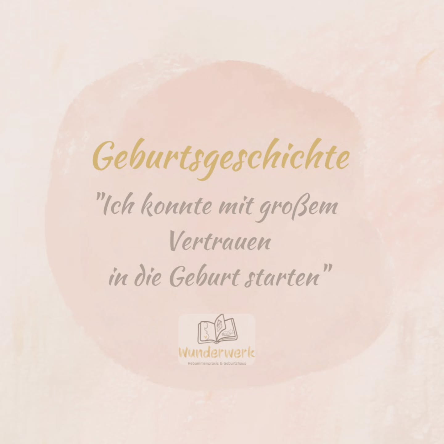 Unsere erste Geburtsgeschichte für euch! ✨
Ab jetzt möchten wir euch regelmäßig einen realistischen Einblick in die außerklinische Geburtshilfe geben.
Wenn dich solche Berichte aufgrund eigener Erfahrungen triggern könnten, achte gut auf dich – scroll in dem Fall lieber weiter. 💛
Allen anderen wünschen wir ganz viel Freude, Mitfiebern und Gänsehaut-Momente beim Lesen!
Ein riesengroßes Dankeschön an die Familien, die ihre Geschichte mit uns teilen und diesen besonderen Einblick möglich machen!
-
Nachdem wir bei unserem ersten Kind eine sehr traumatische Geburt im Krankenhaus erleben mussten, entschieden wir uns beim zweiten Kind für das Geburtshaus. Zum Ende der Schwangerschaft habe ich es mit der Angst vor der Geburt zu tun bekommen und wurde schon in diesem Zeitraum unglaublich empathisch begleitet durch die lieben Hebammen aus dem Geburtshaus, so dass ich mit grossem Vertrauen in die Geburt starten konnte. Schon beim Anruf, als ich Wehen hatte, wurde ich motiviert auf mein Bauchgefühl zu hören und ich durfte entscheiden loszufahren. Wir wurden sehr liebevoll von Tanja empfangen und ich habe mich sofort wohl und in guten Händen gefühlt. Es ging in die Badewanne und wir haben noch viele Scherze gemacht und viel gelacht zwischen den Wehen. Dann hatte ich das Gefühl zur Toilette zu müssen und habe die Badewanne verlassen. Ich musste natürlich nicht :D Aber ich habe es auch nicht in die Badewanne zurück geschafft. Es ging plötzlich super schnell vorran und ich glaube es ging so schnell vorran, weil ich mich so wohl und sicher gefühlt habe. Tanja hat mit ihrer ruhigen und liebevollen Art so viel Ruhe und Sicherheit gebracht, dass ich zu keinem Zeitpunkt Angst hatte. Sobald Unsicherheiten in mir aufkommen wollten, konnte Tanja sie beseitigen. Sie hat mich immer wieder motiviert auf mich und meinen Körper zu hören und hat immer wieder gesagt wie toll wir das machen. Unser Sohn war keine 3 Stunden nach Ankunft im Geburtshaus auf der Welt und wir waren überglücklich.
Weiter geht es in den Kommentaren.