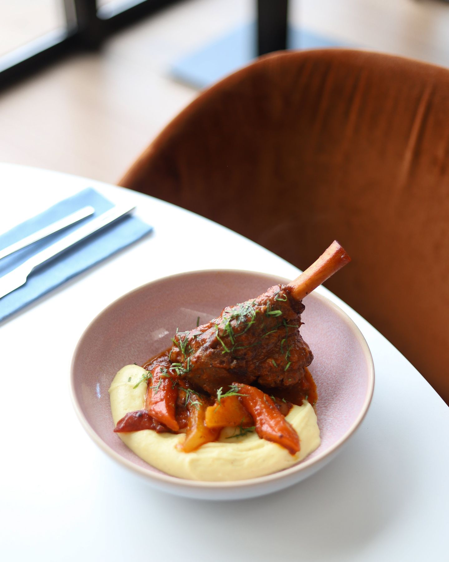 Tendre et savoureuse, notre souris d’agneau confite s’accorde parfaitement avec la douceur d’une purée au beurre noisette. Une assiette généreuse qui vous attend avec impatience 😉