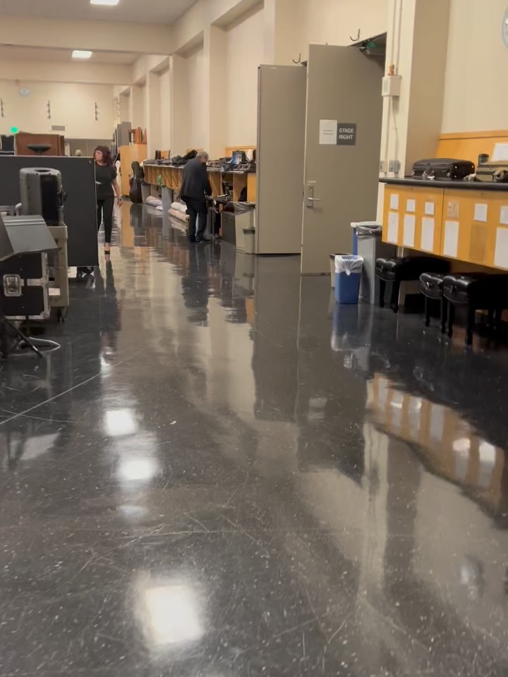 Catching up on posts again 😅 here are some behind-the-scenes w my friends @seattlesymphony with the incomparable @andrewbirdmusic . A beautiful show with one of my fave artists 🎶❤️.
.
#seattle #andrewbird #conductor