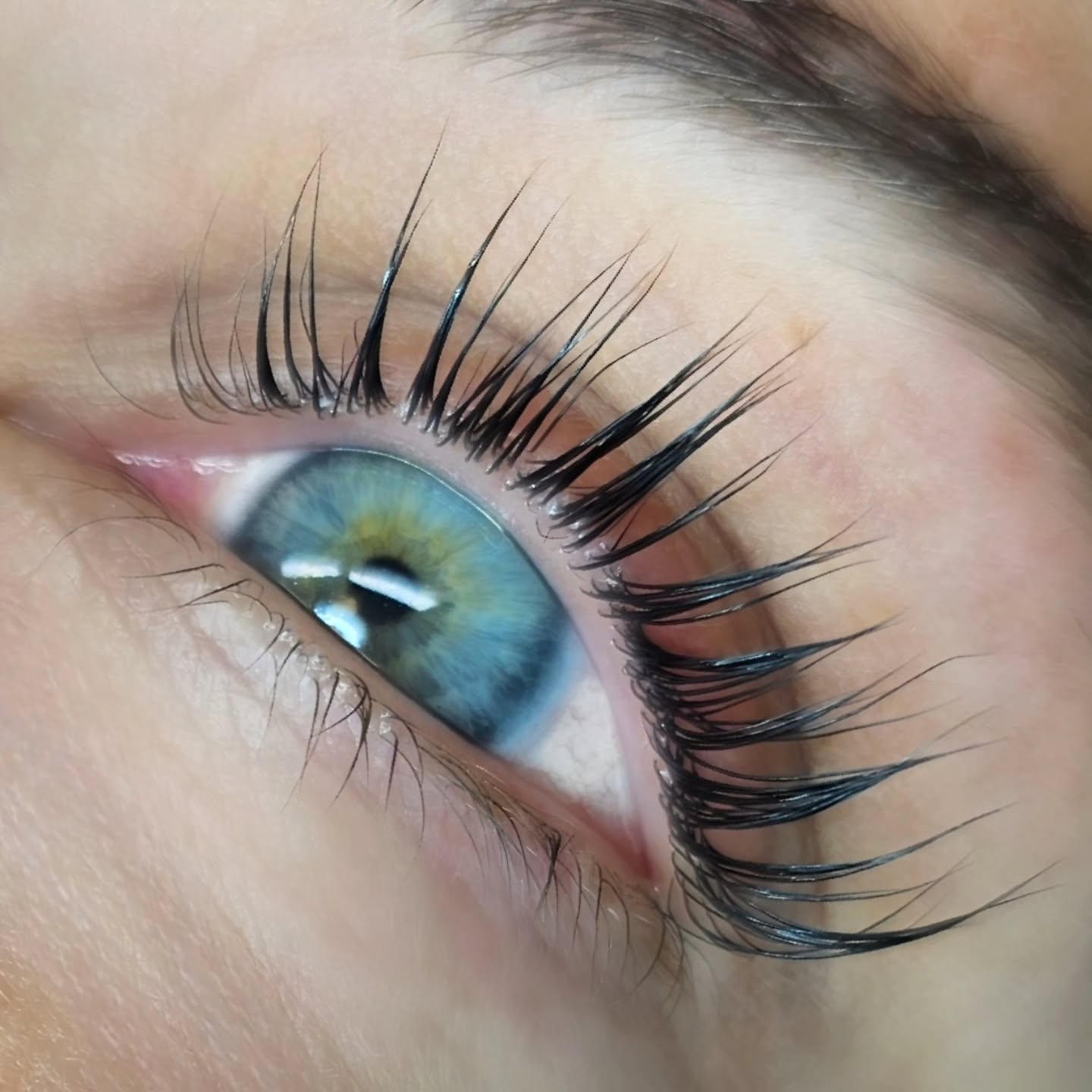 ✨ Effektivt. Hurtigt. Professionelt. ✨
Med Outloud Lash Lift får du et smukt og ensartet løft – hver gang.
Hele behandlingen kan udføres på ca. 30 minutter inkl. farve, uden at gå på kompromis med resultatet.
Her er brugt Teardrop shape str L+.
Supplér med vores aftercare-produkter, så dine kunder kan pleje og bevare deres løftede vipper derhjemme.
Udviklet til professionelle – for professionelle. 🖤
#Outloud #LashLiftPro #OutloudBeauty #LashLift #Pro