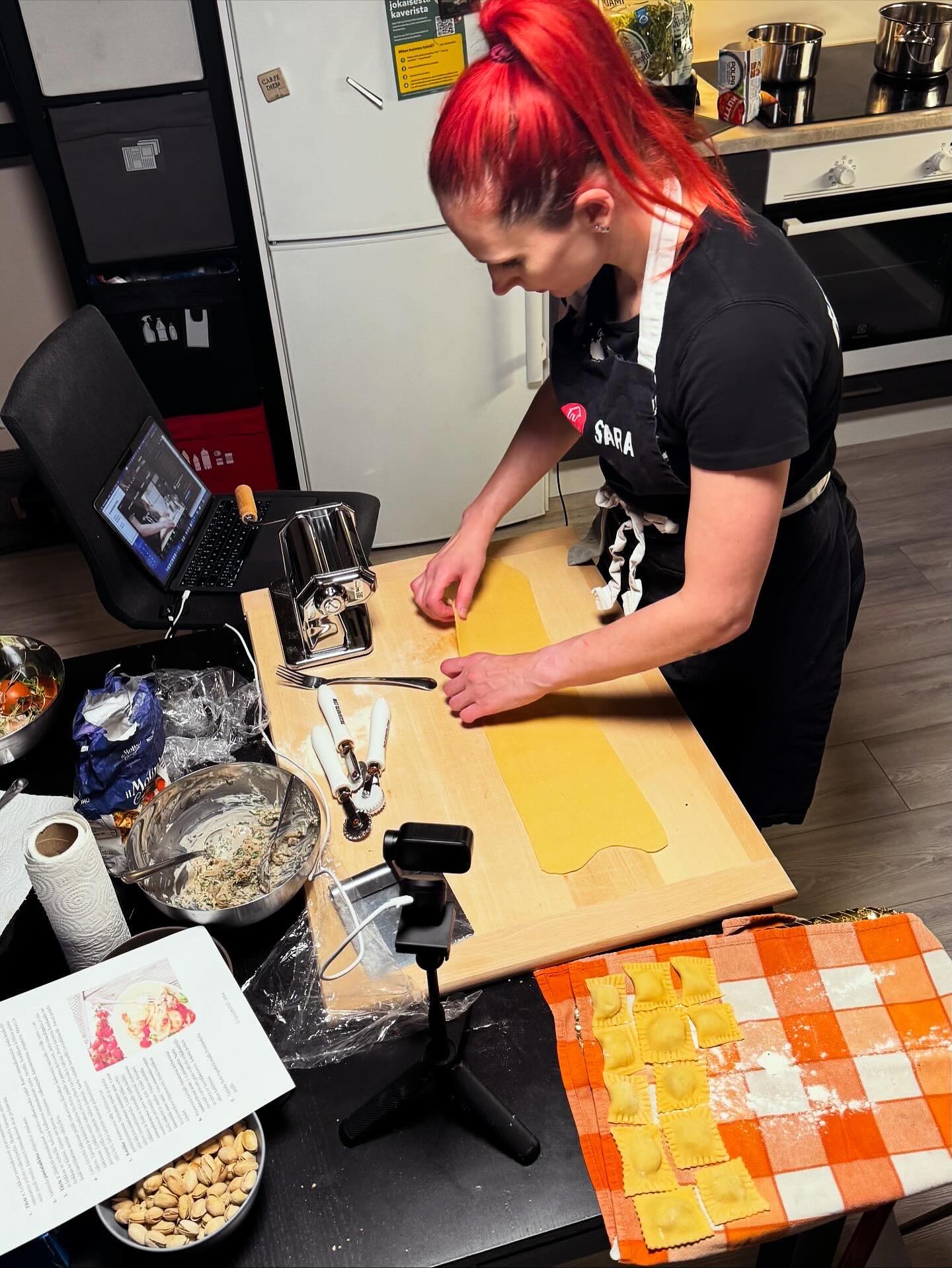 🇫🇮 Taas kerran kokkasimme yhdessä verkossa 19 osallistujan kanssa aitoa kotitekoista tuorepastaa 🍝💻
Minun munakoisotäytteiset raviolini olivat vielä parempia kuin muistin 😋
Kiitos kaikille osallistumisesta ja oppimisen halusta 🇮🇹
⸻
🇮🇹 Ancora una volta abbiamo cucinato insieme online con 19 partecipanti un po’ di pasta fresca fatta in casa 🍝💻
I miei ravioli con ripieno di melanzane erano ancora più buoni di come li ricordavo 😋
Grazie a tutti per la partecipazione e per la voglia di imparare 🇮🇹
⸻
🇬🇧 Once again we cooked together online with 19 participants, making some homemade fresh pasta 🍝💻
My eggplant-filled ravioli were even better than I remembered 😋
Thank you all for joining and for your enthusiasm to learn 🇮🇹
@espoontyovaenopisto @espoontyovaenopistonkokkaajat
@imolasta_kuopioon @italiankoti
#pastafattaamano #homemade #aitoitalialainen