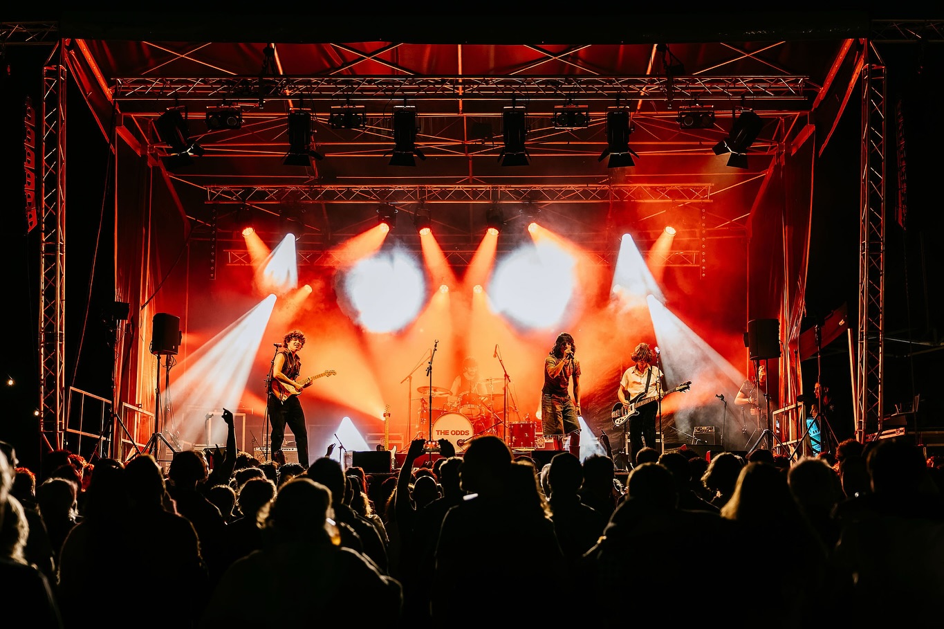 @les.odds ont tout fait trembler à Baie Sonore⚡️ Des riffs en feu, une explosion d’énergie brute et un rock sincère qui ont enflammé le public !
📸 @blimstudio.fr
@vincent.raffin @le_petitmoulin