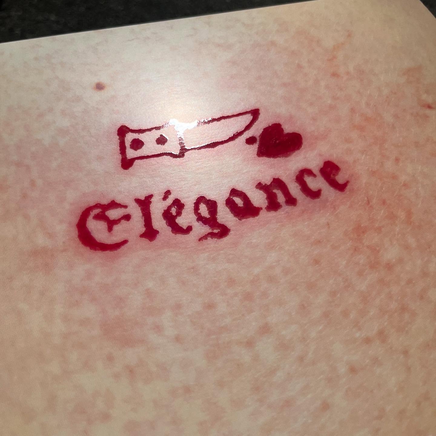 SCHLAASSS 🔪.♥️ - Elégance
2 micros, de la rage et des bisous : une performance hargneuse et ardente.
Disque blanc 140g
Pochettes aux détails ensanglantés en vernis sélectif
Un projet par le label Club Cœur
——
SCHLAASSS 🔪.♥️ - Elegance
2 mics, rage, and kisses: a fierce and fiery performance.
140g white LP
Bloody, spot-varnished retail sleeves
A project by the label Club Coeur
#vinyle #vinylcommunity #pressage #pressingplant #elegance #elegant