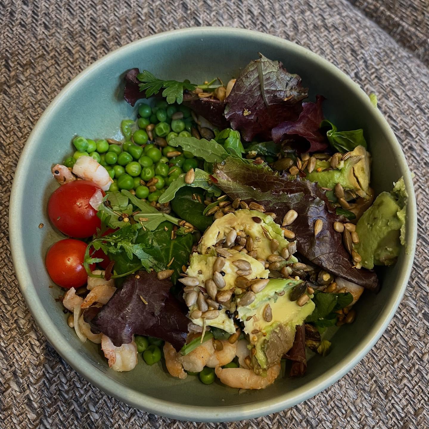 Quick warm salad, working from home lunch
Garlic to fry
Frozen prawns (8 min to fry),
Frozen peas (minutes to simmer)
Add avocado, greens, tomatoes and seeds fro crunch (our brains love a crunch) for a tasty lunch.
Easy peasy!
#warmsalad #nutritionaltherapist #lifestylemedicine #workingfromhome