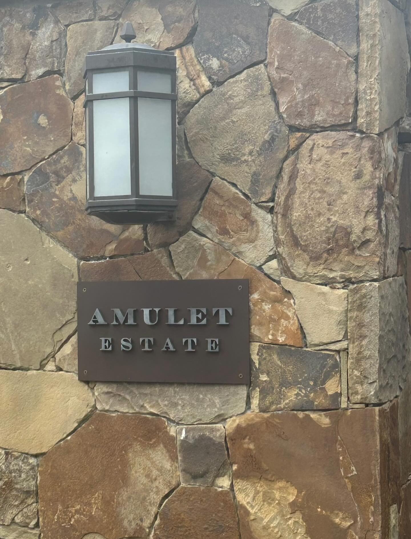 Amulet is known for limited-release, prestige Napa Valley wines, particularly its Cabernet Sauvignon and Bordeaux-inspired red blends, alongside a singular Napa Valley Chardonnay and Sauvignon Blanc. 🍇🍇🍷