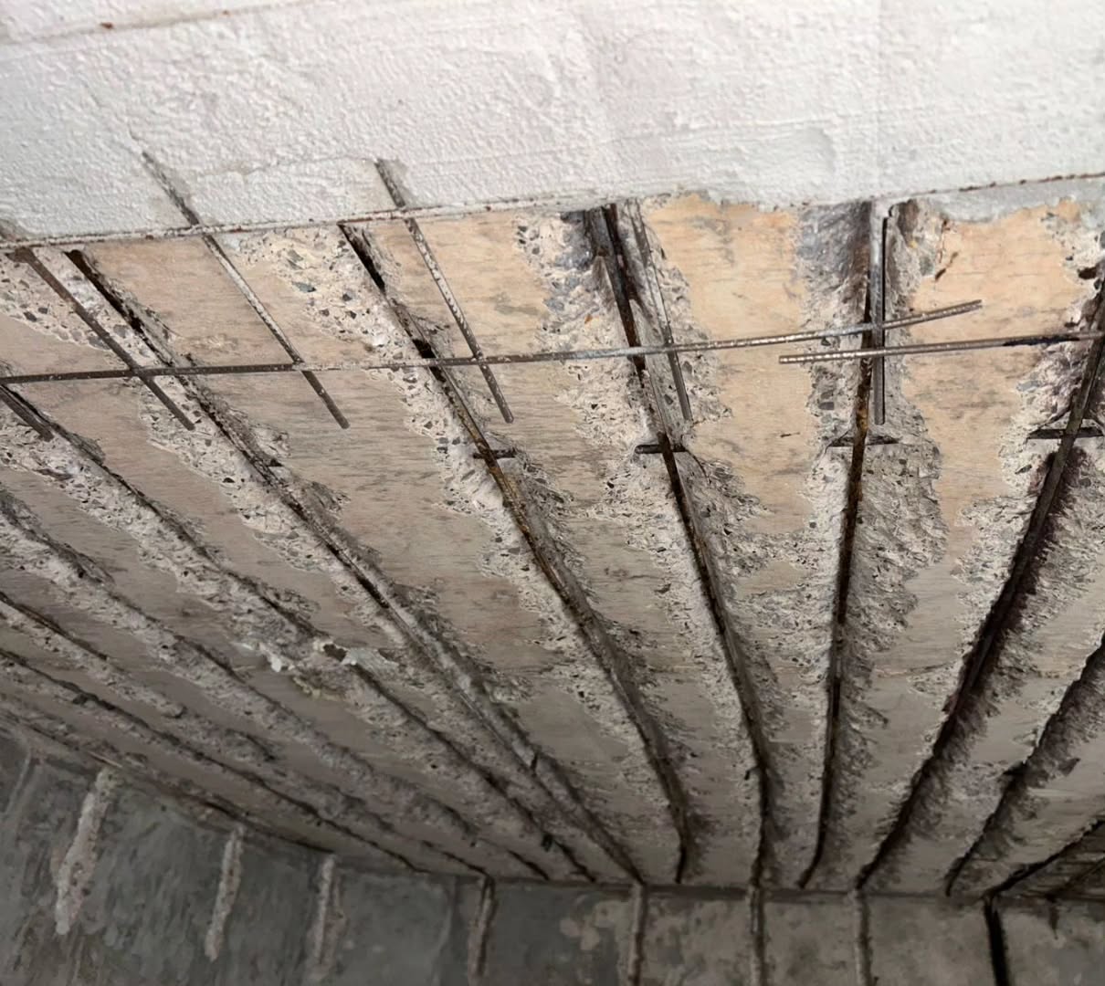 Com o tempo, a exposição à umidade, gases e agentes químicos presentes no ambiente pode causar a corrosão das armações metálicas das tampas de reservatórios. Mesmo que a laje não fique em contato direto com a água 🧱 💧🆘
Esse processo compromete a durabilidade, segurança e estanqueidade do sistema, podendo gerar infiltrações, desprendimento de material e até risco estrutural.
Por isso, é essencial realizar inspeções periódicas, aplicar tratamentos anticorrosivos adequados e garantir o revestimento correto do concreto de proteção. A prevenção é sempre mais econômica e eficaz do que a recuperação! 💪
#EngenhariaCivil #PatologiaDasConstruções #Corrosão #ManutençãoPreventiva #Reservatório #EstruturasDeConcreto #InspeçãoPredial