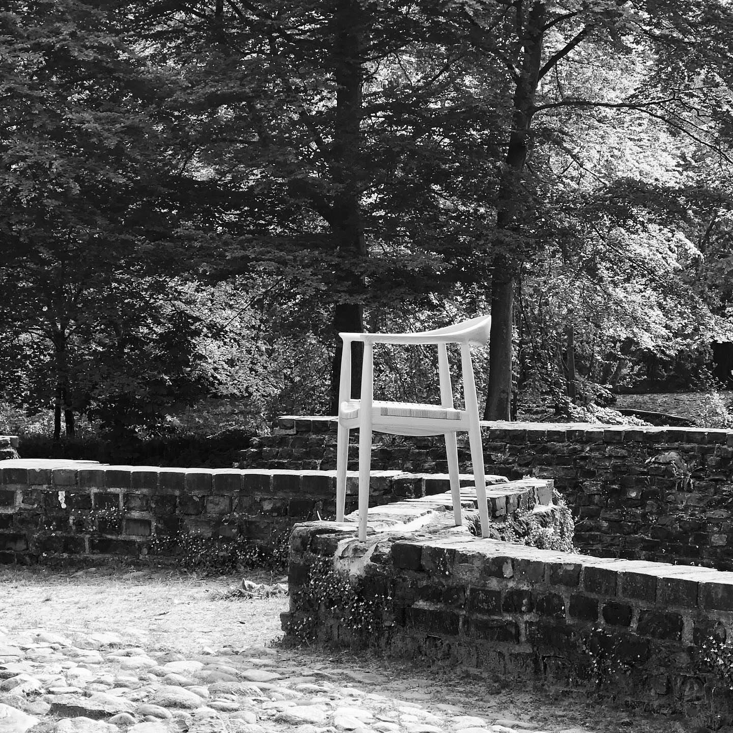 Et ikon født af håndværk og vision
Hans J. Wegners stol PP501 – The Chair – er mere end et møbel.
Den er et stykke dansk kulturarv, formet i hånden med en kompromisløs kærlighed til materialet og detaljen.
Hos PP Møbler i Allerød fremstilles stolen stadig i dag med samme præcision og respekt for træets natur, som Wegner selv krævede. Hver stol tager timevis af omhyggeligt snedkerarbejde – slebet, samlet og poleret af dygtige snedkere, der forstår værdien af tid, ro og kvalitet.
Resultatet er en stol, der ikke blot er smuk at se på – men føles levende. En klassiker, der indbyder til nærvær og samtale, og som bliver smukkere med årene.
Kom forbi Møbelhuset 2 i Tønder, og oplev Wegners mesterværk tæt på.
Når man ser den – og mærker den – forstår man, hvorfor verden aldrig bliver færdig beundre Hans J. Wegners fornemmelse for detaljer og kvalitet.
#HansJWegner #PP501 #TheChair #PPMøbler #Møbelhuset2 #Tønder #SkandinaviskDesign #DanskDesign #Møbelklassiker #Håndværk #DesignIkon #WegnerLove #KvalitetDerHolder #Æstetik #TræOgTid