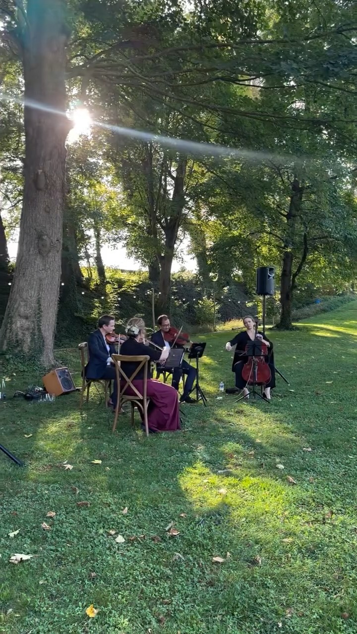 Mes chers lecteurs, la rumeur bruisse… un mariage grandiose s’est déroulé à Vaugency.
La Gazette de Vaugency rapporte qu’un carrosse majestueux, un quatuor venu de Paris, des fleurs somptueuses, un magicien pour éblouir la foule et une pièce montée dont la démesure n’avait d’égale que sa beauté, ont transformé ce lieu chargé d’histoire en véritable décor de conte.
Aure & Killian ont su métamorphoser le domaine en un bal digne des Chroniques de Bridgerton, où chaque invité s’est cru transporté dans une autre époque.
Que l’on préfère l’intimité des mariages discrets ou la grandeur des cérémonies fastueuses, une chose est certaine : ce jour-là, Vaugency vibrait d’une magie toute particulière…
Et croyez-moi, mes chers lecteurs, Lady Whistledown n’en aurait pas manqué une miette✒️
.
.
.
👰🏼🤵🏻@pazapah
🔥@wildcookvaugency
🚍@enbinome
📷@claramartignyphotographie
🎥@gnacgnac
🌹@safran.lucie.madelaine
🪄@cyrilregard
🎶@guillaumegam
🐎@aps.event
🎻Le quatuor de Paris
🎁@marsault.reims
.
.
.
.
.
#domainedevaugency #mariagebridgerton #lagazettedevaugency #ladywhistledown #mariagegrandiose #mariageenchanteur #chroniquesdevaugency #bridgertonvibes #weddinginspiration #mariagechampagne #domainevaugency #mariageconte #slowwedding #mariagenature #mariageauthentique