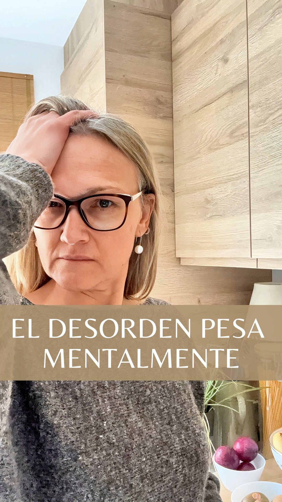 Razón por la que te sientes agotada en casa y no sabes por qué 🤔.
Los objetos de tu casa te pesan mentalmente😔 .
Quizá ya has oído hablar del ruido mental 😔que genera el desorden y la acumulación de objetos o quizá aún no. Sucede cuando vives rodeada de muchas cosas que no acaban de encontrar su lugar 😔.
Porque cada objeto es una decisión pendiente: 🤔¿Dónde lo guardo? ¿Tiro el otro que compré? ¿Lo necesito? Ya no me gusta, pero ¿cómo tirarlo si aún está bien? ¿A quién se lo doy? ¿Lo bajo al trastero? ¿Cuándo lo usaré? ¿Hago ya el cambio de armario? ¿Debería ordenar los papeles?🤔
Tu mente está en constante estrés visual y mental. No es solo desorden, es una carga mental que te drena energía cada día, sin que te des cuenta🤯.
Pero tu mente, que no sabe cómo salir de ahí, ya lo ha normalizado convenciéndote de que vivir así es normal. Frases como:
🔹 "Si es que son muchos años, es normal haber acumulado muchas cosas, muchos recuerdos." 🤔
🔹o…. "Tengo hijos, es normal que haya desorden. Sus juguetes, las tallas de ropa que ahora no dejan de crecer…. " 🤔
🔹o… "Mi hobby o trabajo en casa, requiere de todos estos materiales y objetos, es normal que el espacio esté así de abarrotado."🤔
🔹o el eterno "Mi casa es pequeña, no hay espacio, es normal que no haya manera de ordenarla. Quizá con una casa más grande…? Quizá con más armarios…?"🤔
Y el tiempo pasa.
No. No es normal que tu casa te pese así y puedes cambiarlo 👌🚀.
Escribe la palabra "BARRERA" 🙋♀️ y te hago llegar un video con las barreras 🚧 que te estás poniendo para acabar con el desorden y la acumulación de objetos.
#tresinteriores #LibérateDelDesorden #DesapegoConsciente #SoltarParaCrecer #AdiósAcumulación #VivirSinDesorden #PsicologíaDelOrden #CreenciasQueAtrasan #CambioDeMirada #BloqueosYDesorden #MenteOrdenadaVidaOrdenada #OrdenYBienestar #MujeresQueTransforman #ReinventaTuVida #AdiósAcumulación #ViviendoLigera #CrecimientoPersonalMujer