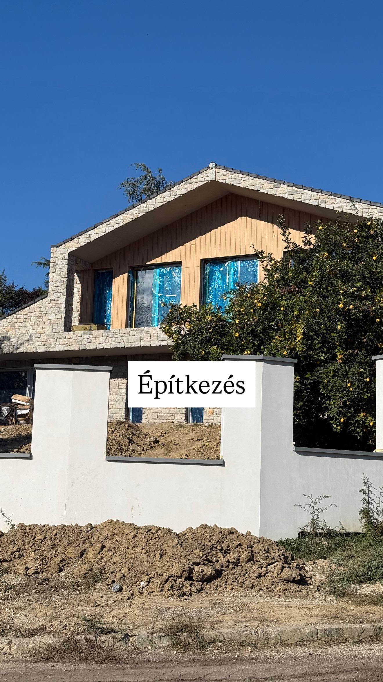 Vannak pillanatok, amikor egyszerűen megállok, és csak nézem, mi lett abból, ami valaha egy ötlet volt a fejemben.
És ilyenkor mindig ugyanazt érzem: elképesztően boldog vagyok, hogy ez a munkám.🤍
Hogy építész lehetek, és nap mint nap láthatom, ahogy egy gondolatból tér, egy vonalból fal, egy álomból otthon születik.
Amikor a sok egyeztetés, tervezés, és rengeteg ember közös munkája végül összeér — és a valóság még szebb lesz, mint a látványterveken.🥹
Hamarosan hozok majd egy részletesebb videót is az építkezés bejárásáról, és megmutatom az elkészült állapotot is. 🤍
www.zsanettbarta.com
#zsanettbarta #zsanettbartaarchitects #epiteszet #építész #építkezés #epiteszet #építészetitervezés #otthondesign #epitesziroda